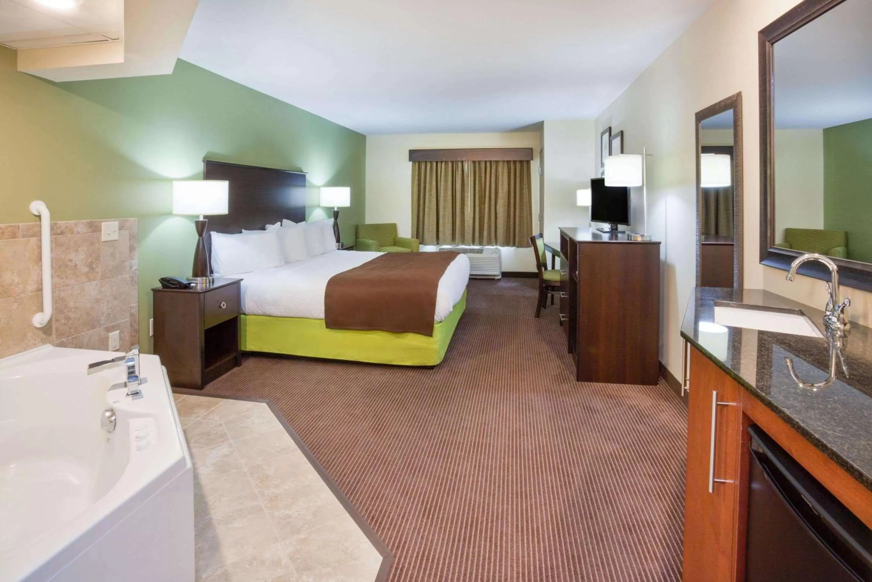 Photo of the whole room, Bed in AmericInn by Wyndham Hartford SD