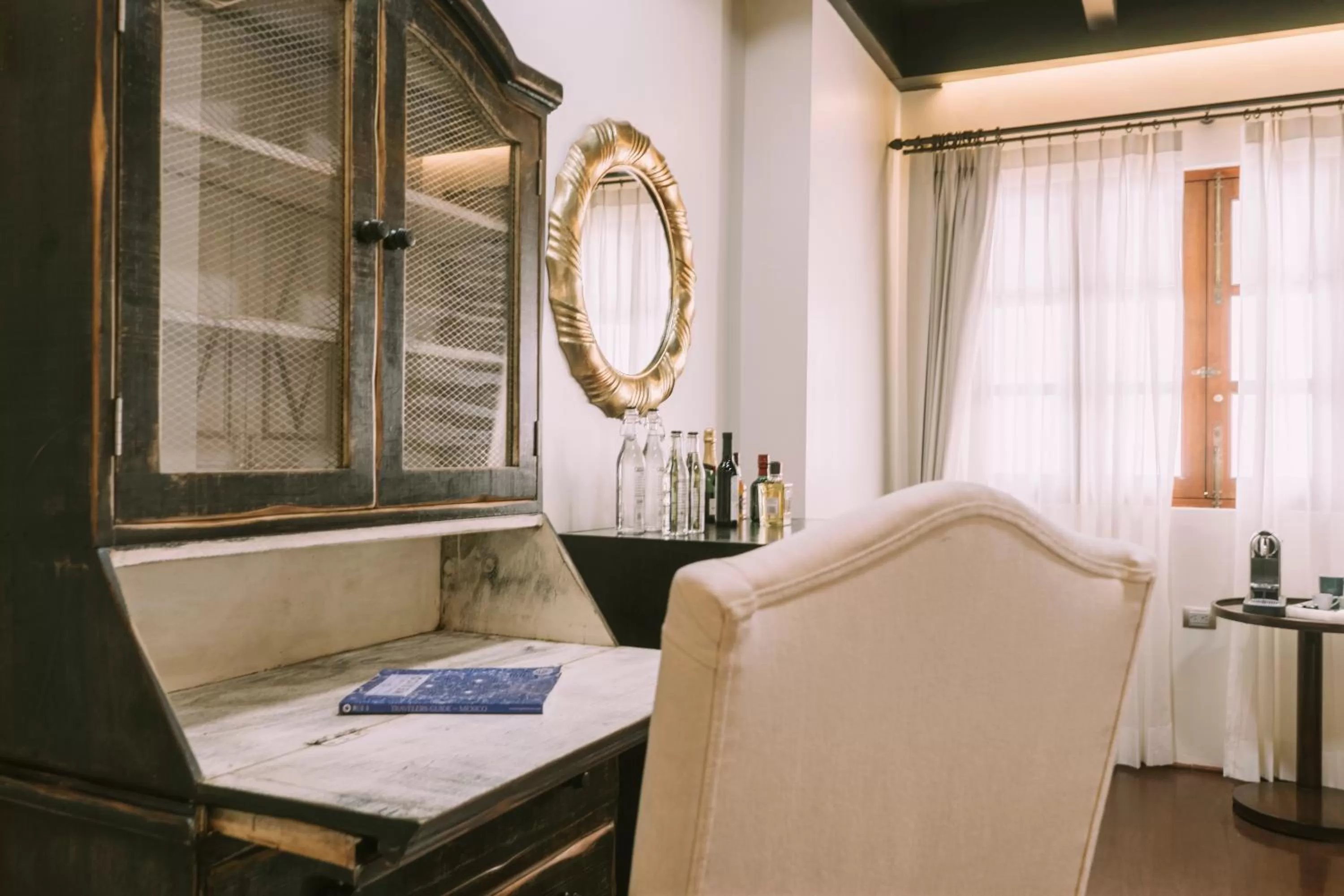 Seating area, Bed in Casona de los Sapos Hotel Boutique