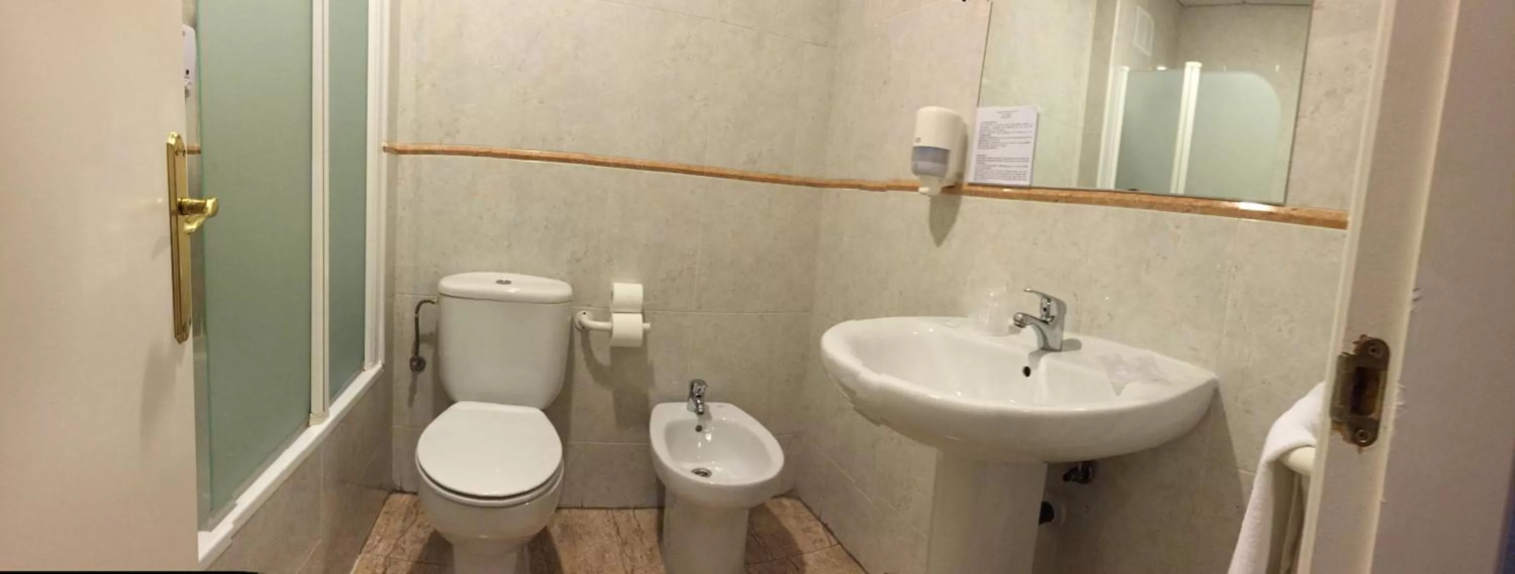 Bathroom in Hotel Barajas Plaza