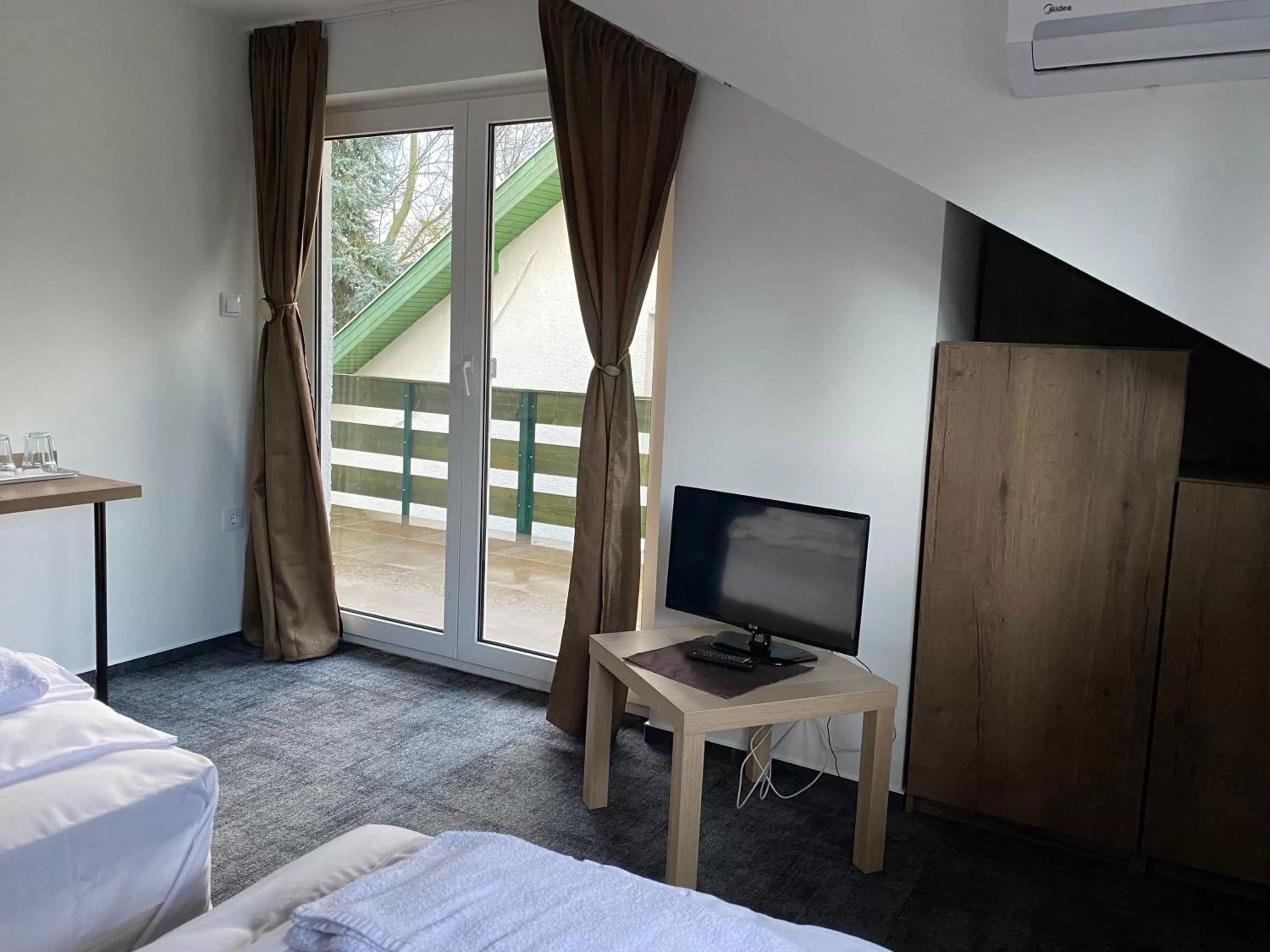 Bedroom, TV/Entertainment Center in A Fogadó