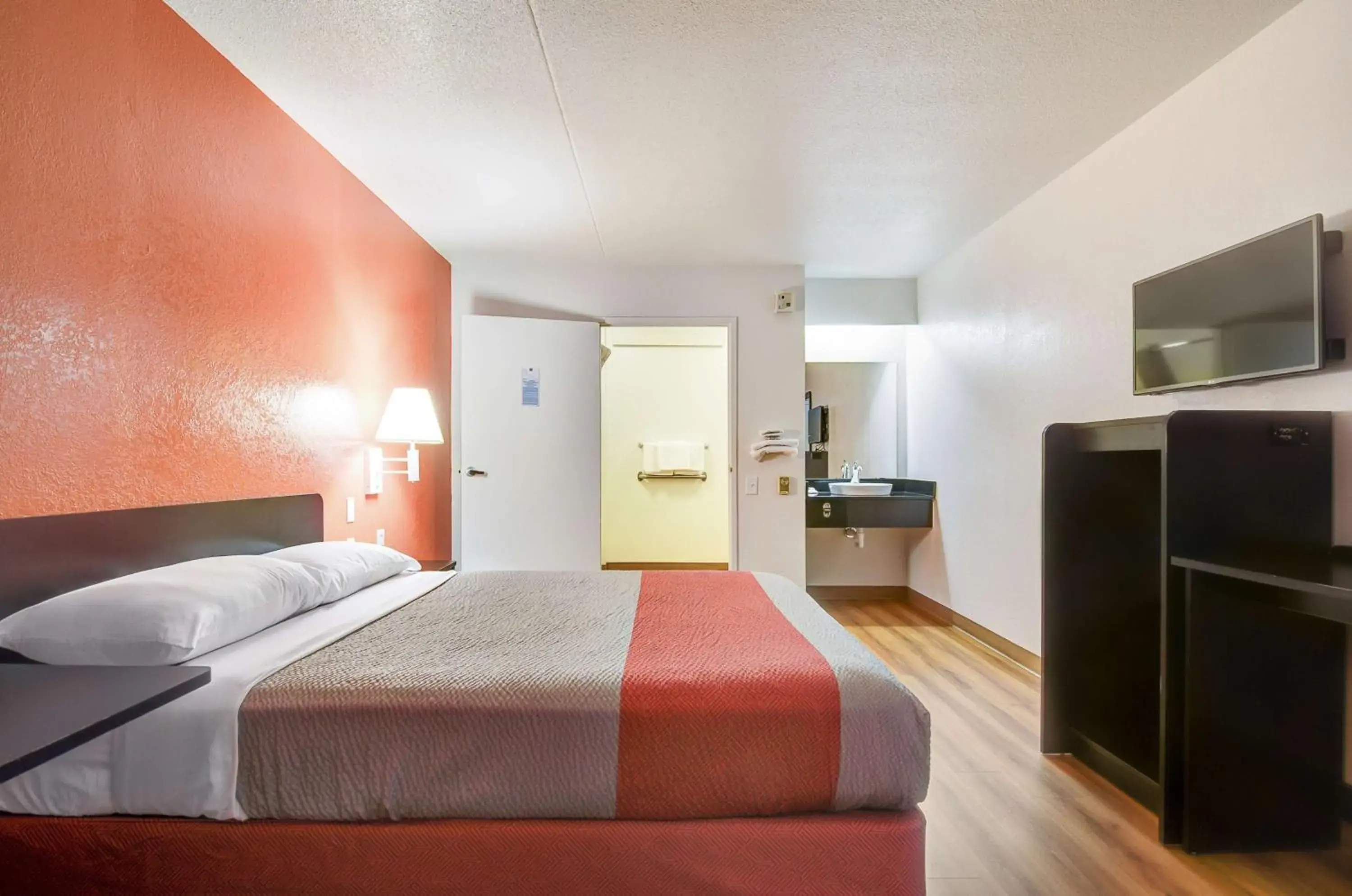 King Room - Smoking in Motel 6-Springfield, MO - North King Room - Smoking in Motel 6-Springfield, MO - North