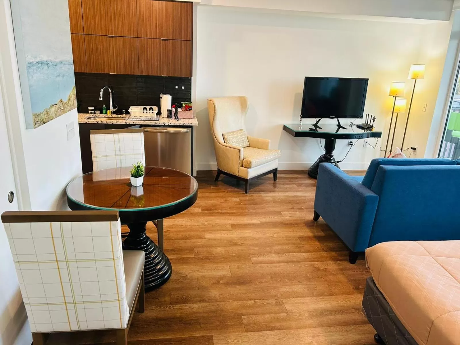 TV and multimedia, Seating Area in Gorgeous Hollywood Apts LA's Best Location and Amazing Roof Deck