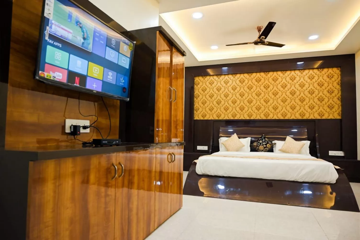 Photo of the whole room, Bed in Hotel Golden Bliss