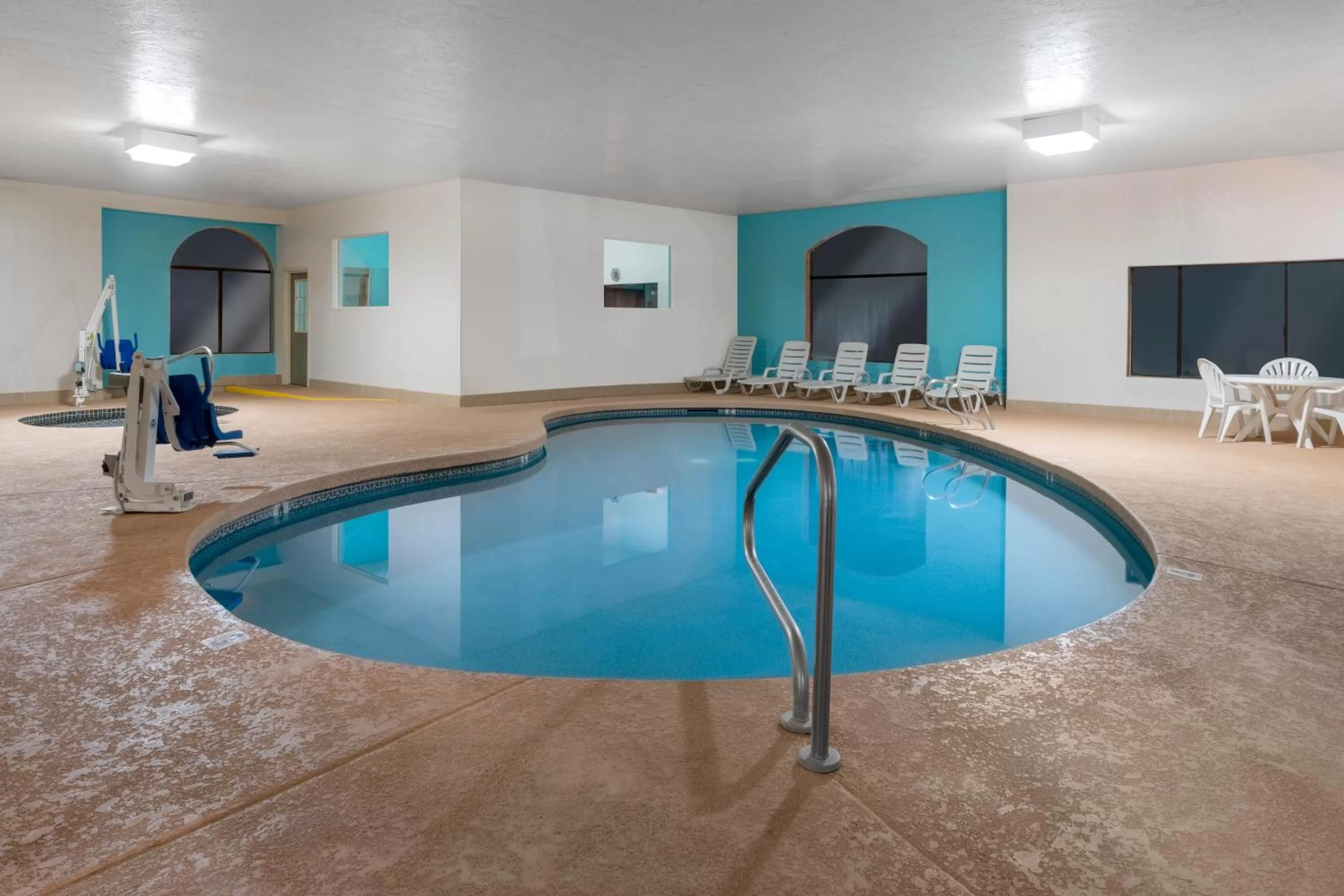 Swimming pool in Howard Johnson by Wyndham Holbrook