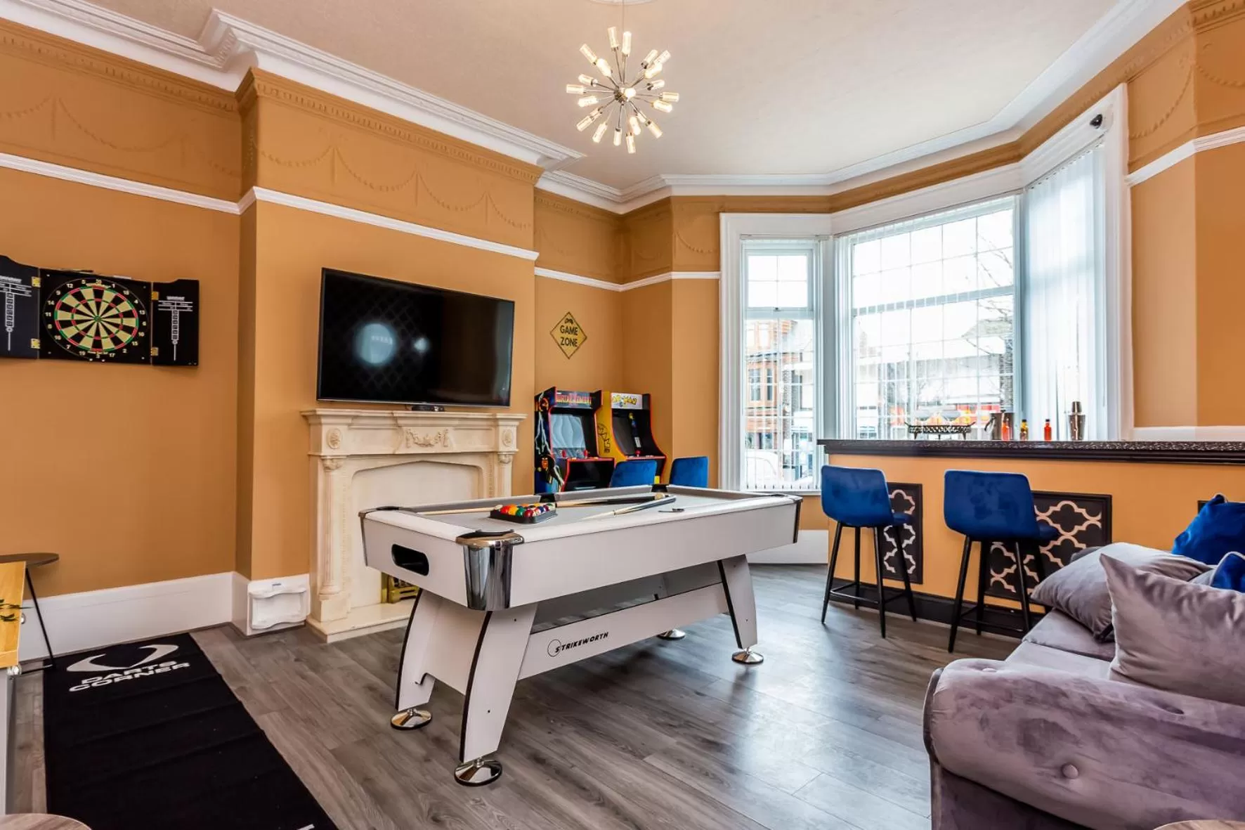 Living room, TV/Entertainment Center in Comfy-Stays - Lower Ocean Road