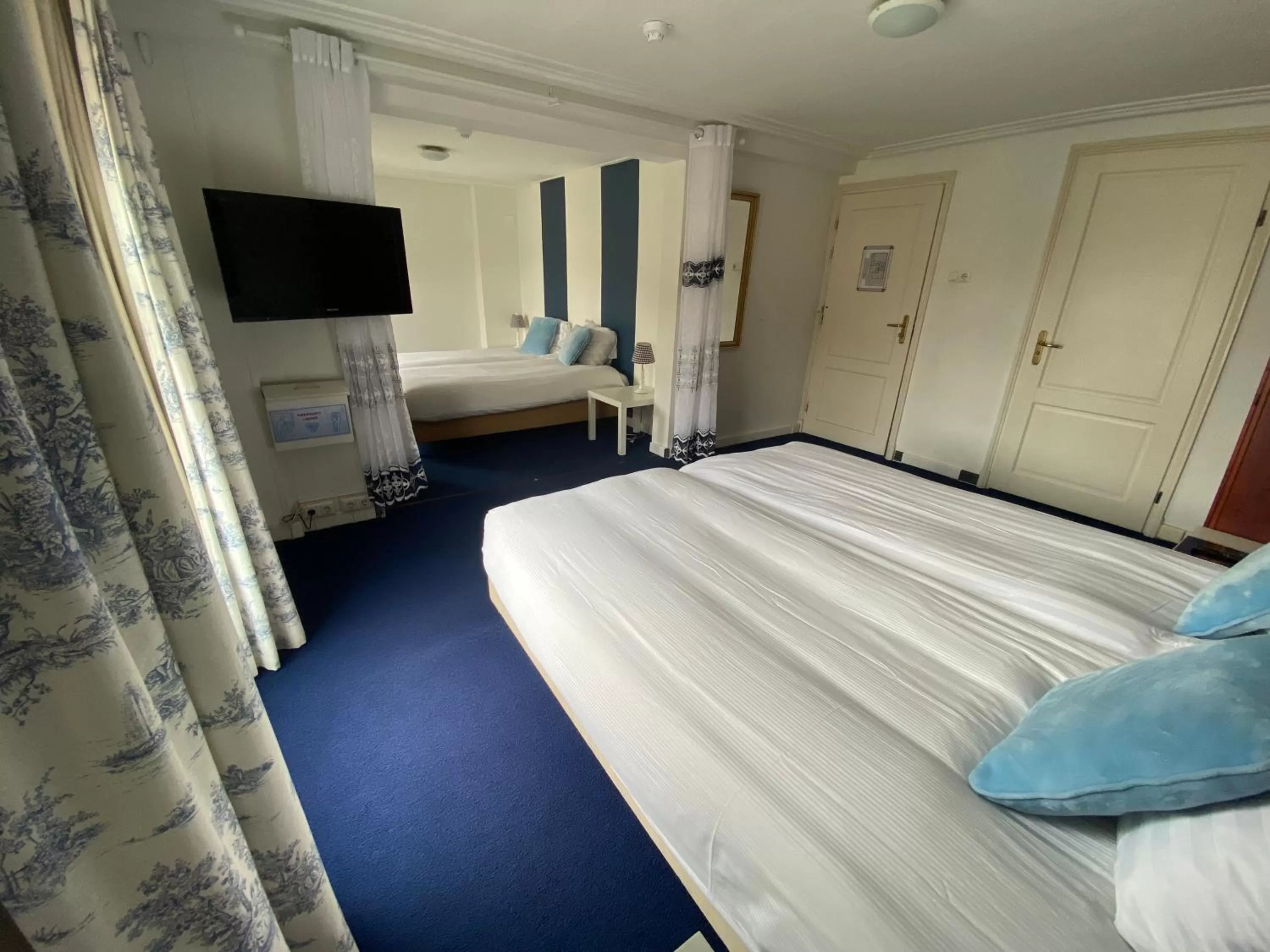 Bathroom, Bed in Hotel Bridges House - Delft City Centre