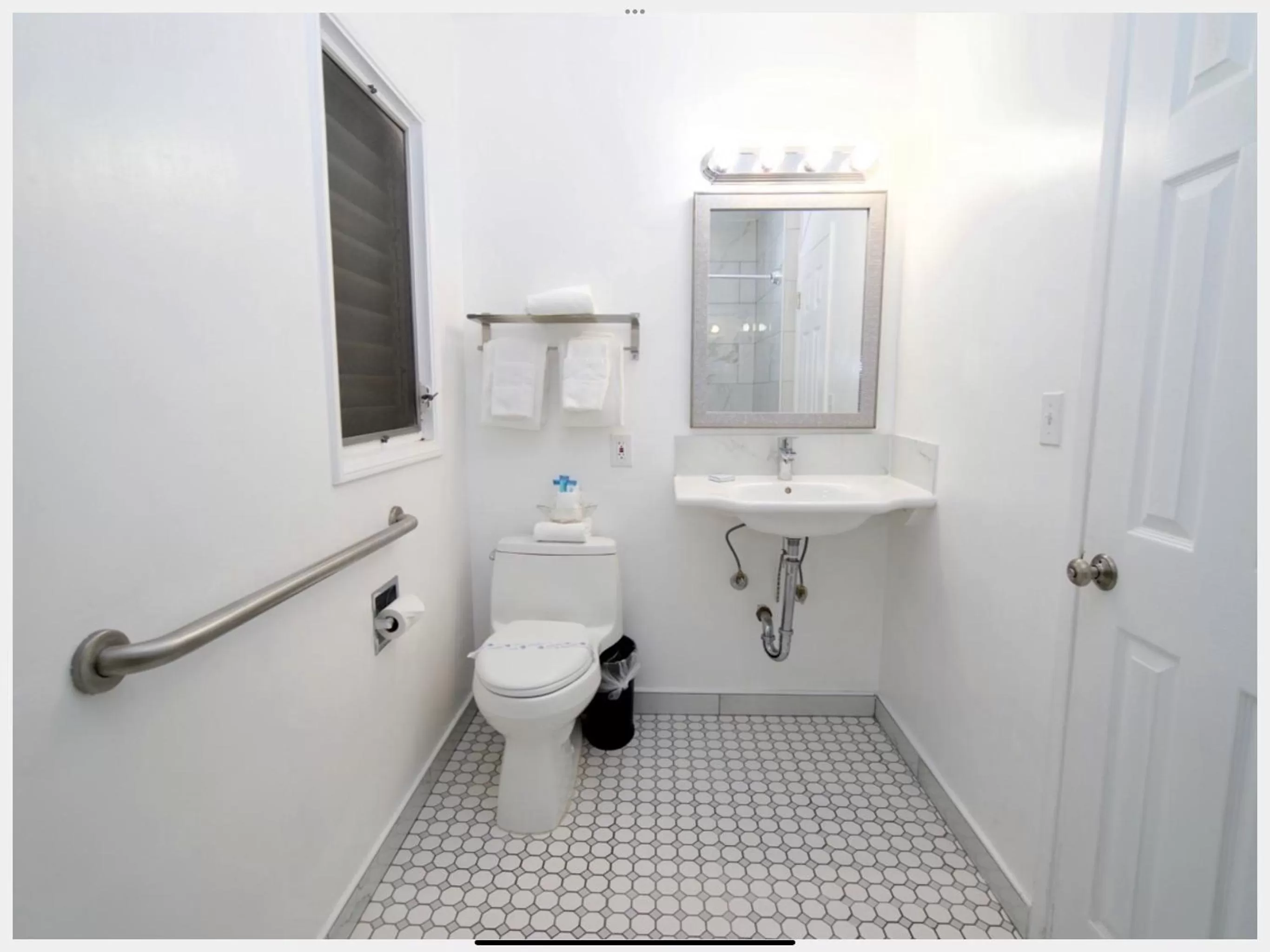 Bathroom in Ocean Lodge Santa Monica Beach Hotel