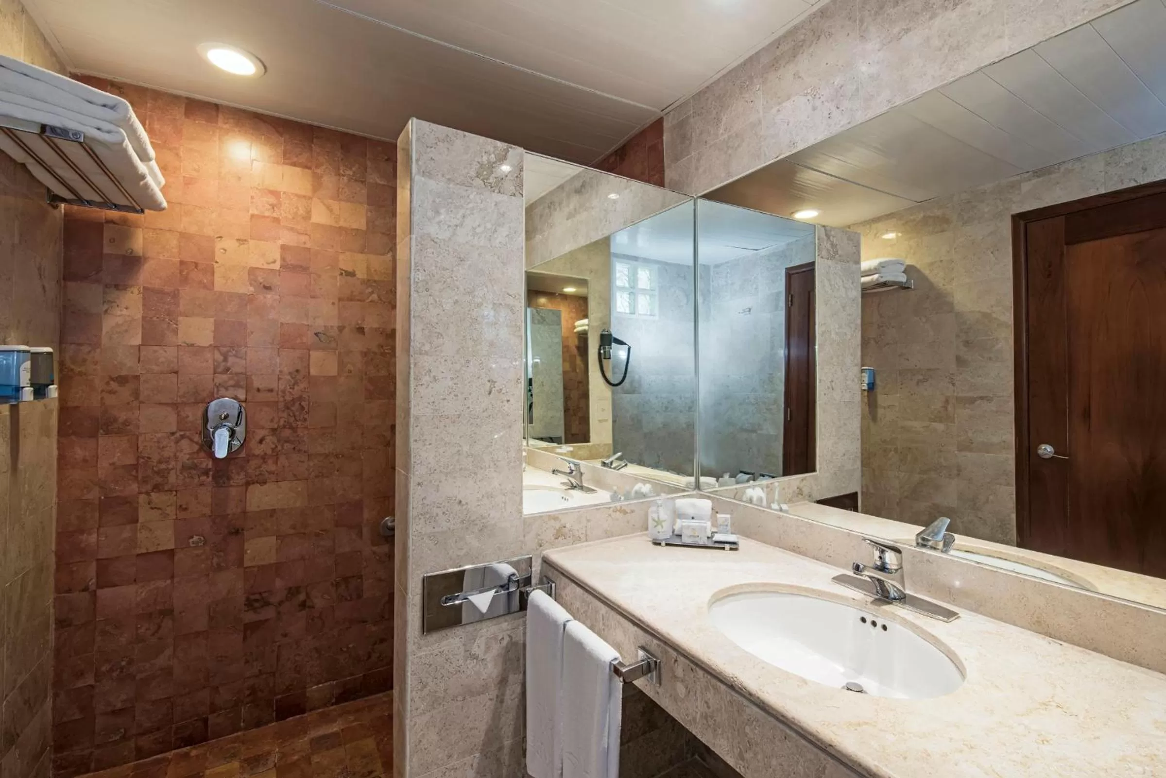 Bathroom in Iberostar Waves Paraíso del Mar - All Inclusive