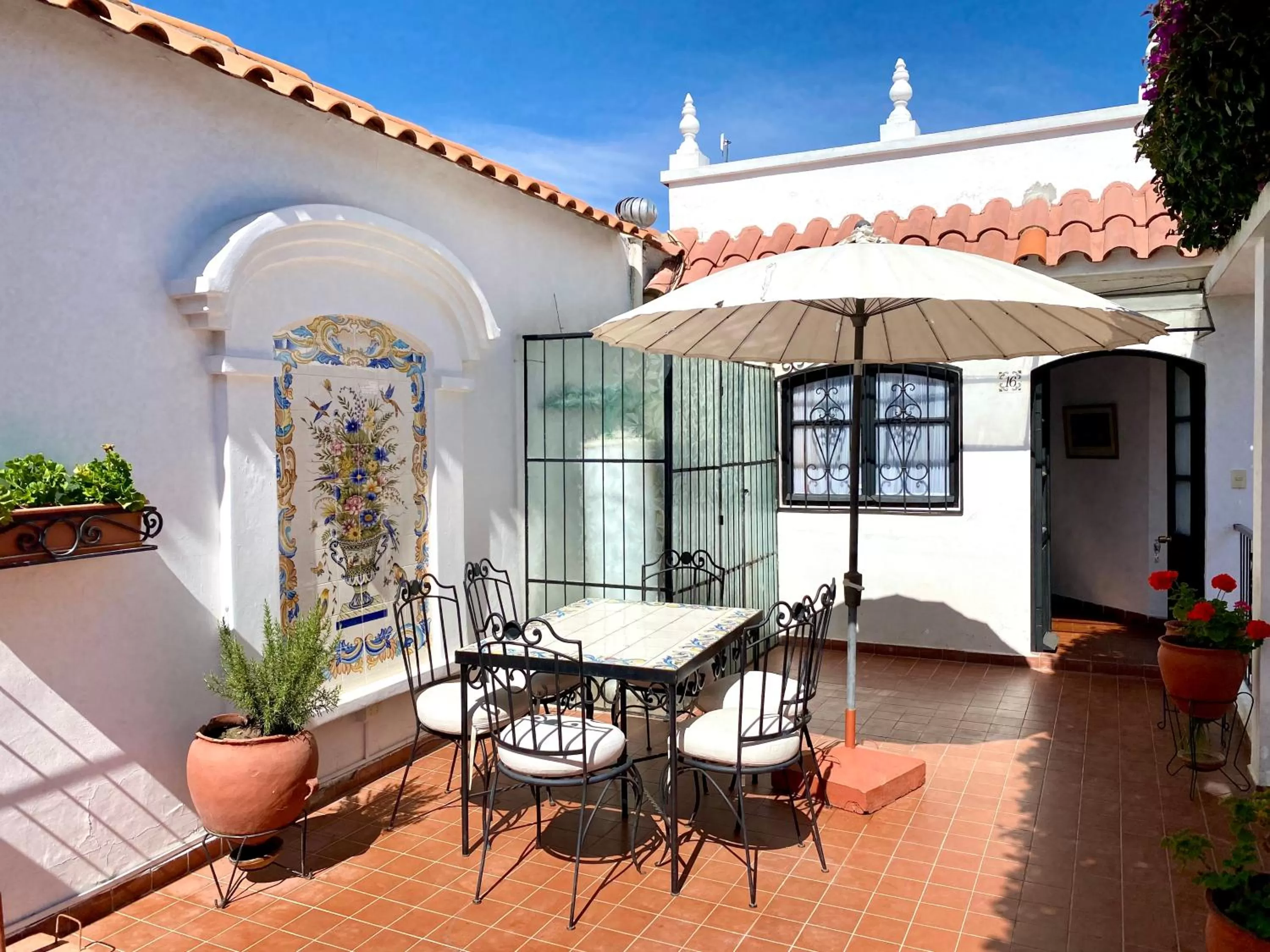 Inner courtyard view in El Hotel de Su Merced