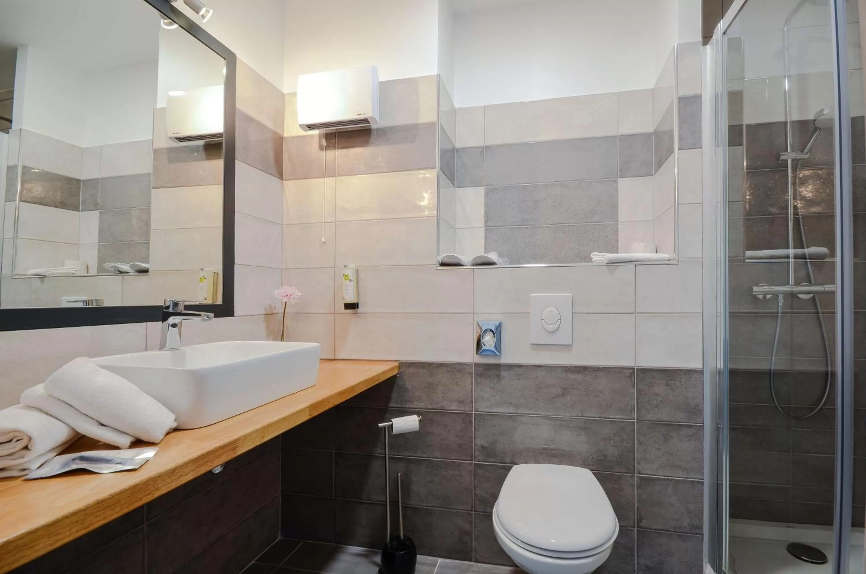 Bathroom in Sure Hotel by Best Western Beziers Le Monestie