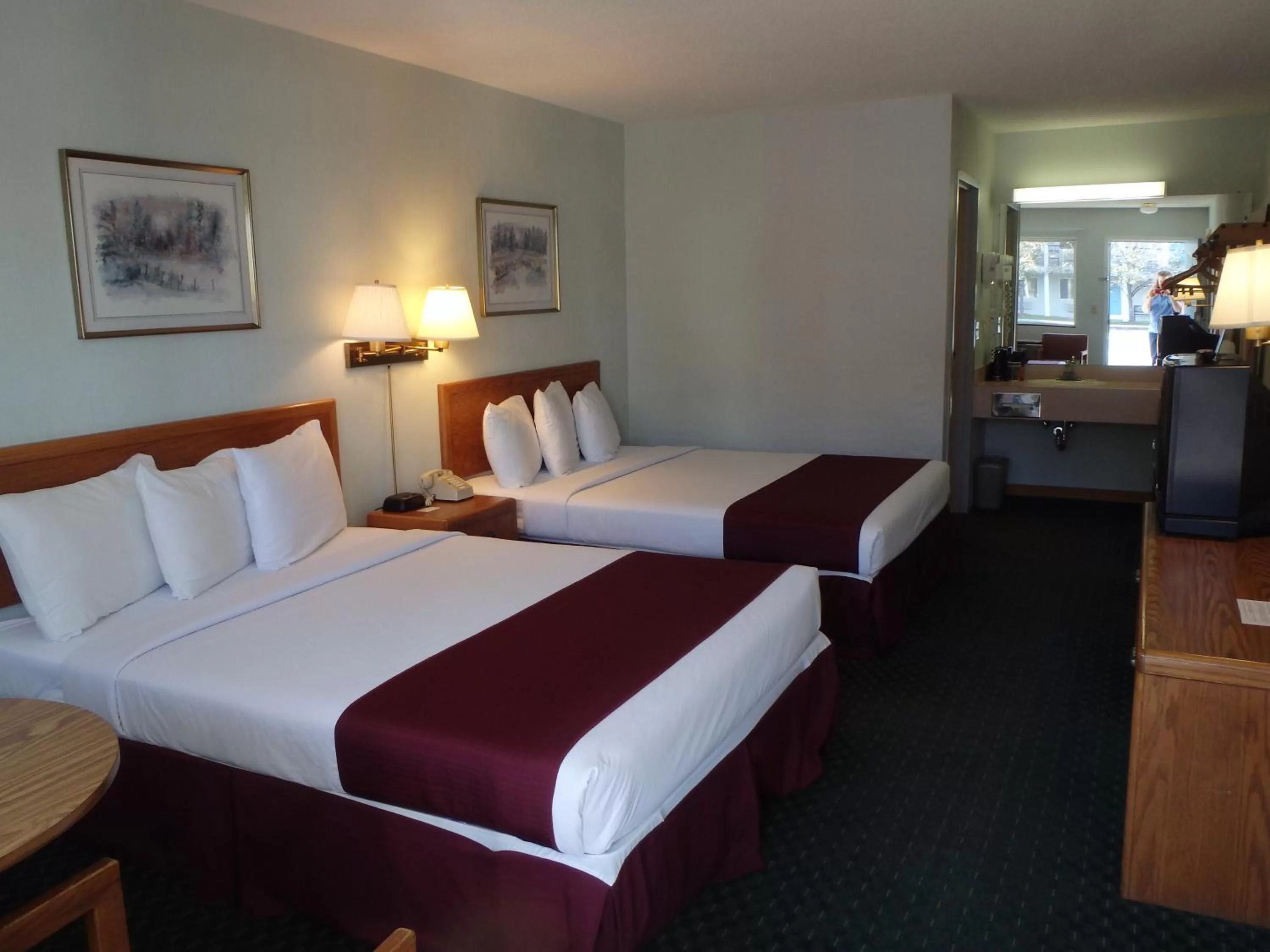 Bed in Americas Best Value Inn Saint Ignace