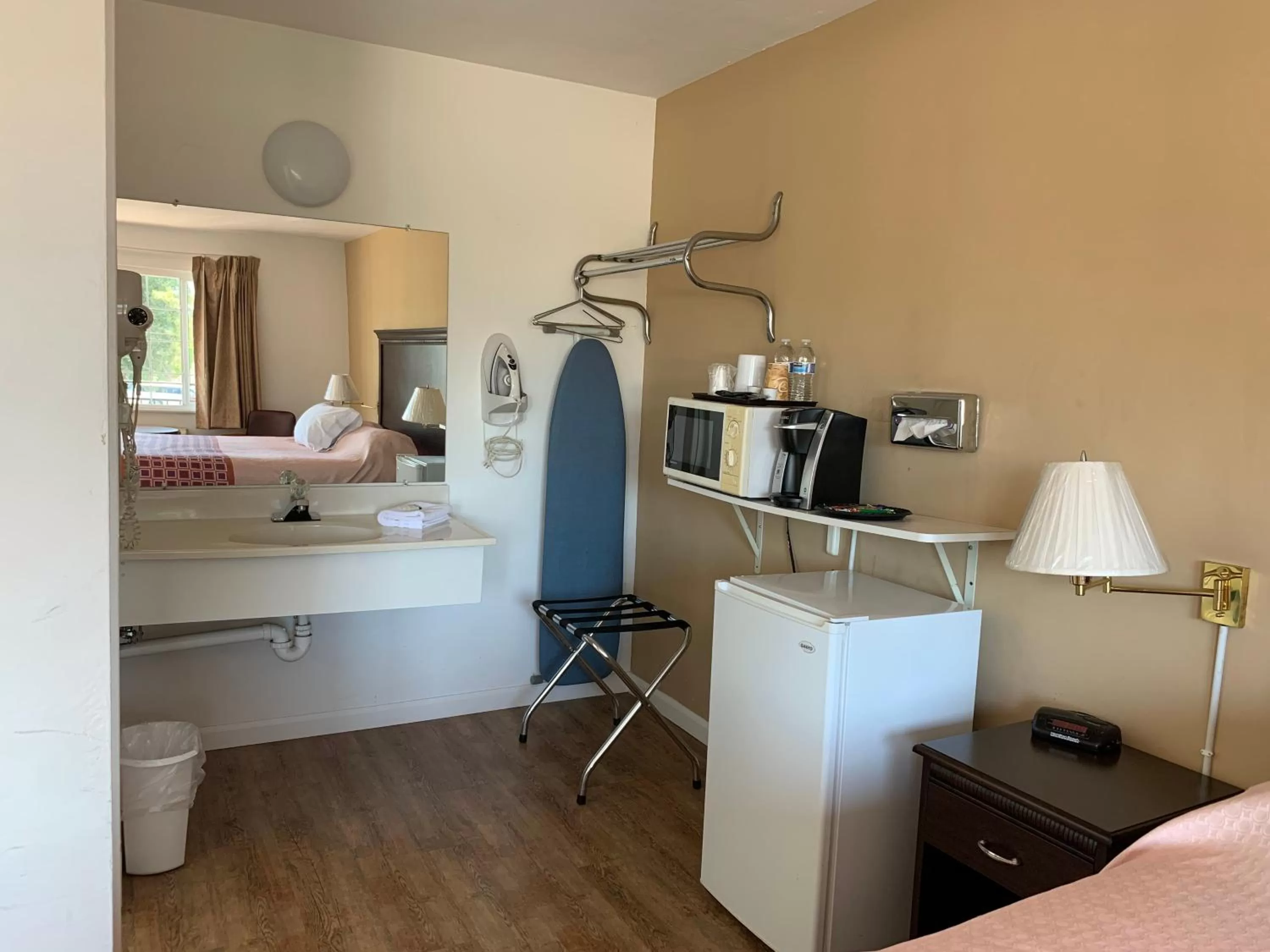 Coffee/tea facilities, Bed in Redwood Inn