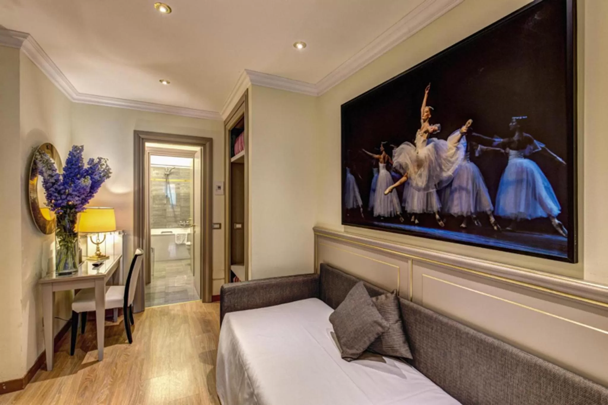 Communal lounge/ TV room in Palazzo Porta Romana Hotel