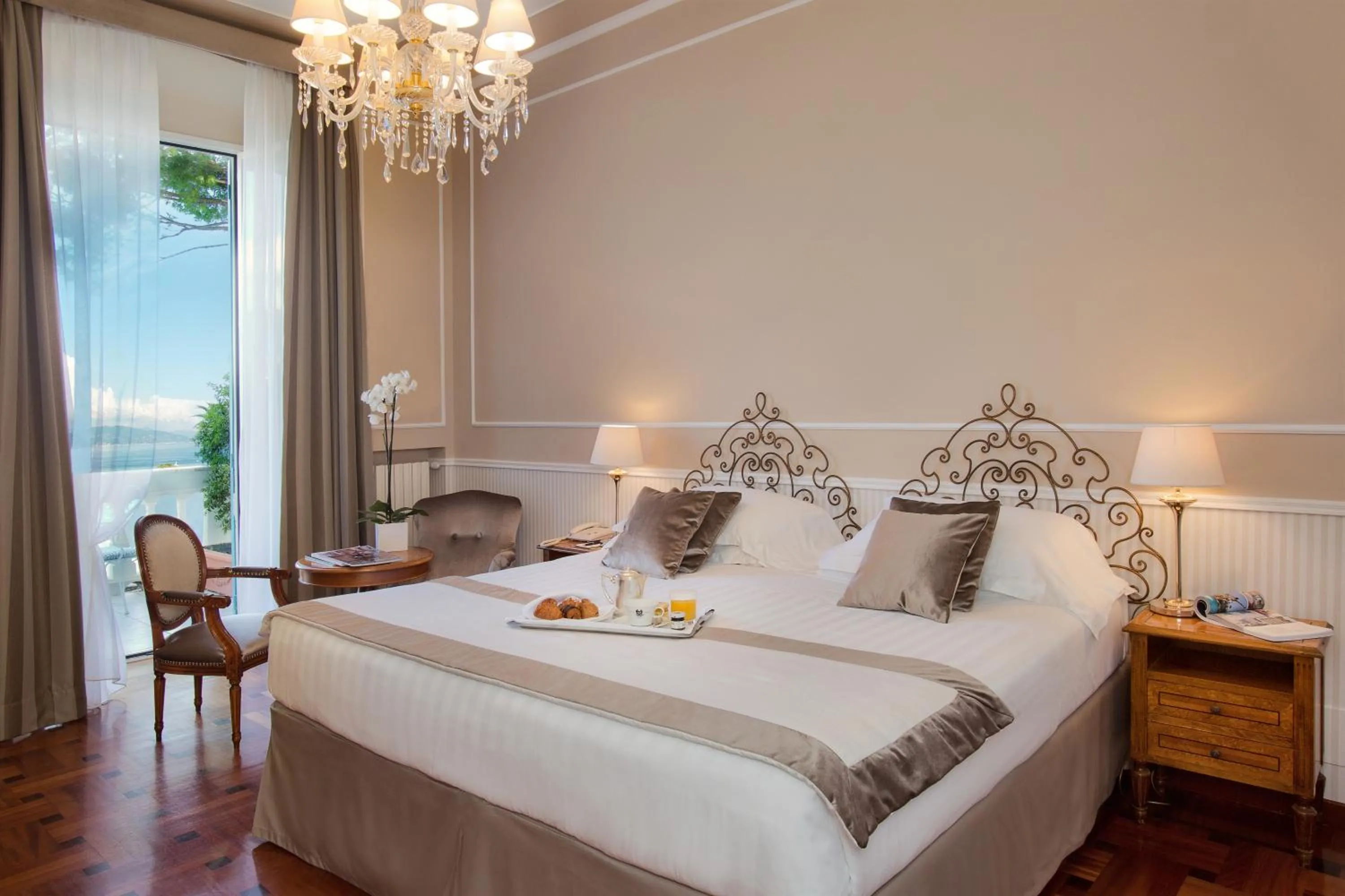 Bedroom, Bed in Grand Hotel Miramare