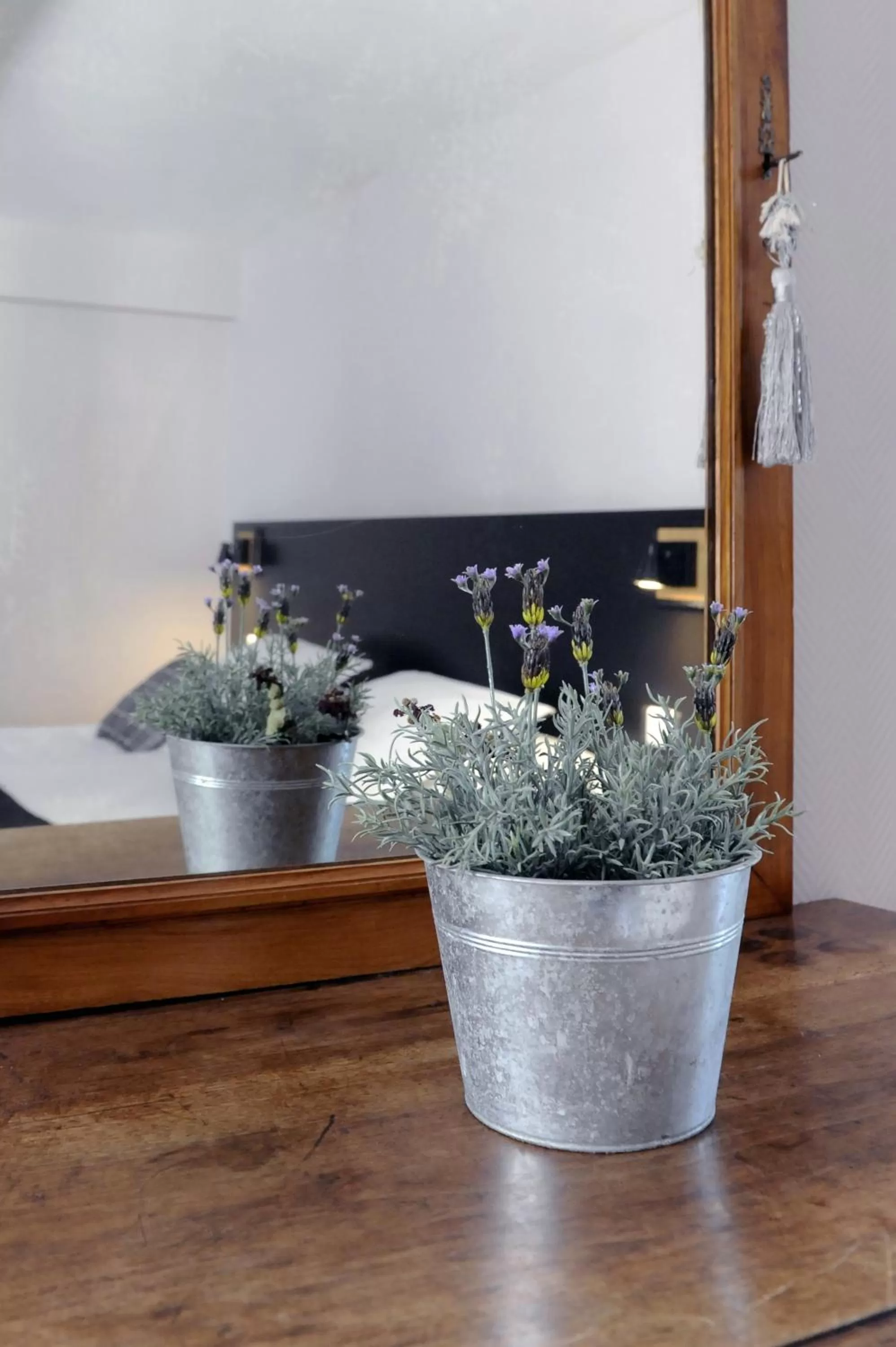 Decorative detail in Logis Hôtel du Chêne