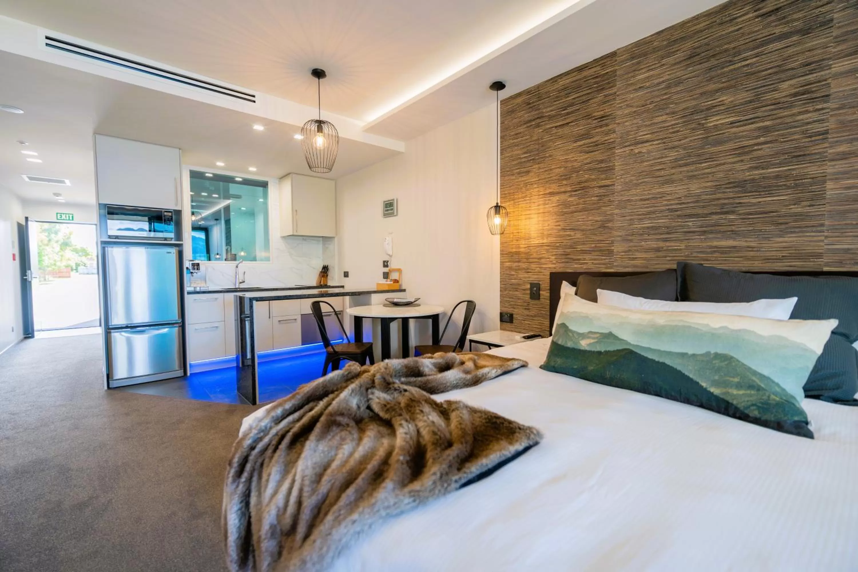 kitchen, Bed in Fiordland Lakeview Motel and Apartments