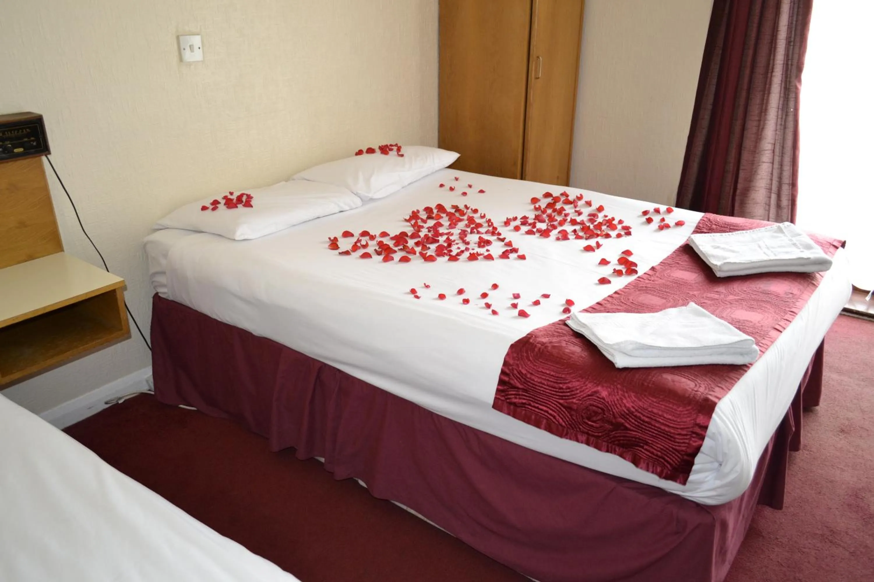 Photo of the whole room, Bed in Cranbrook Hotel