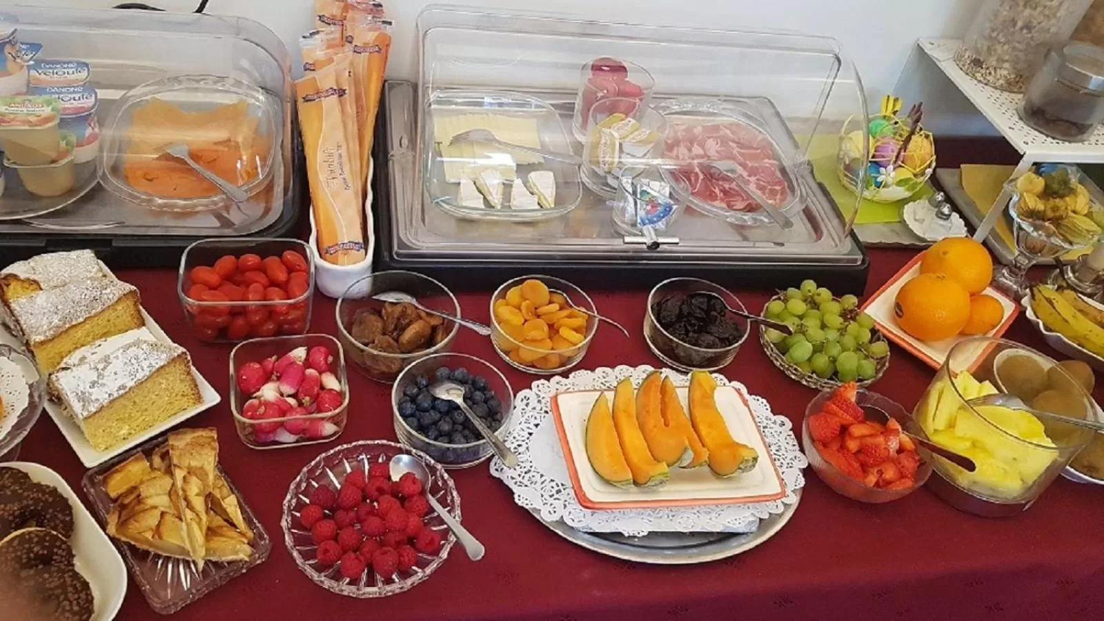 Buffet breakfast in Logis Hôtel Villa Victorine