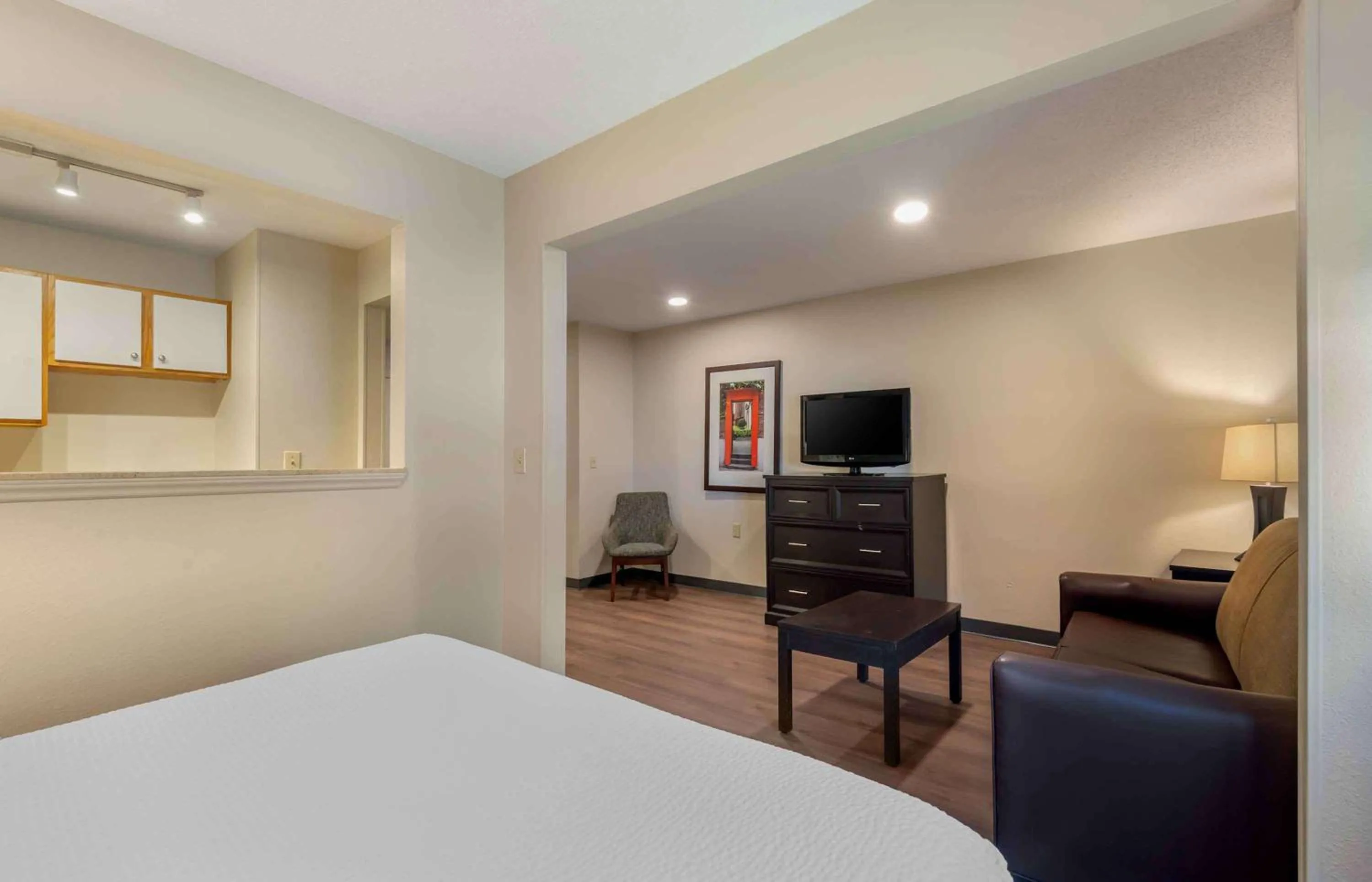 Bedroom, Bed in Studio 6 Suites Charlotte, NC - Tyvola Rd-Executive Park