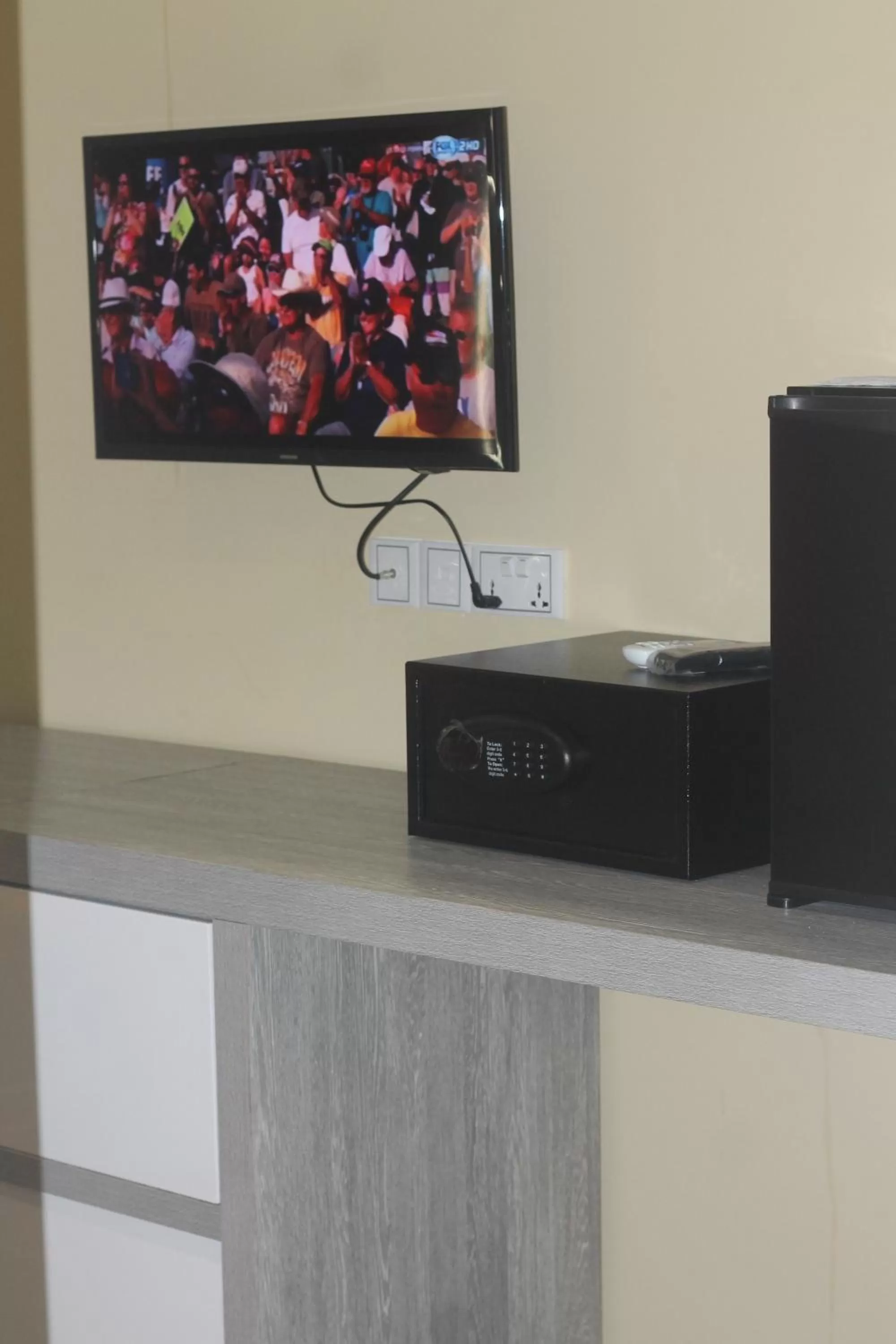 TV and multimedia, TV/Entertainment Center in Benny's City Hotel