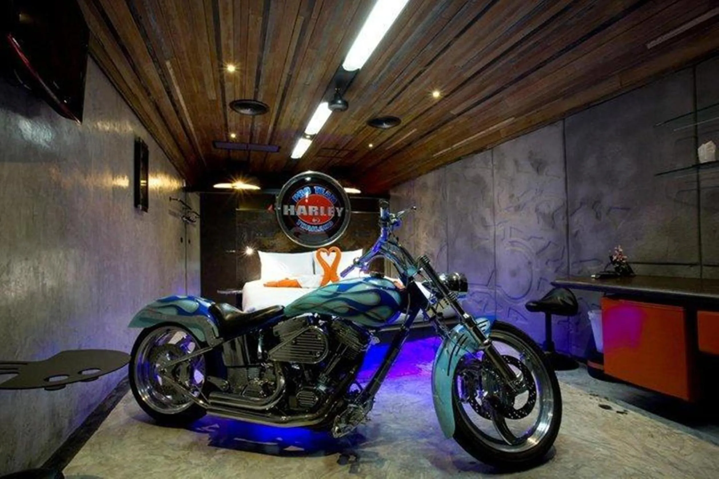 Decorative detail in Nicky's Handlebar