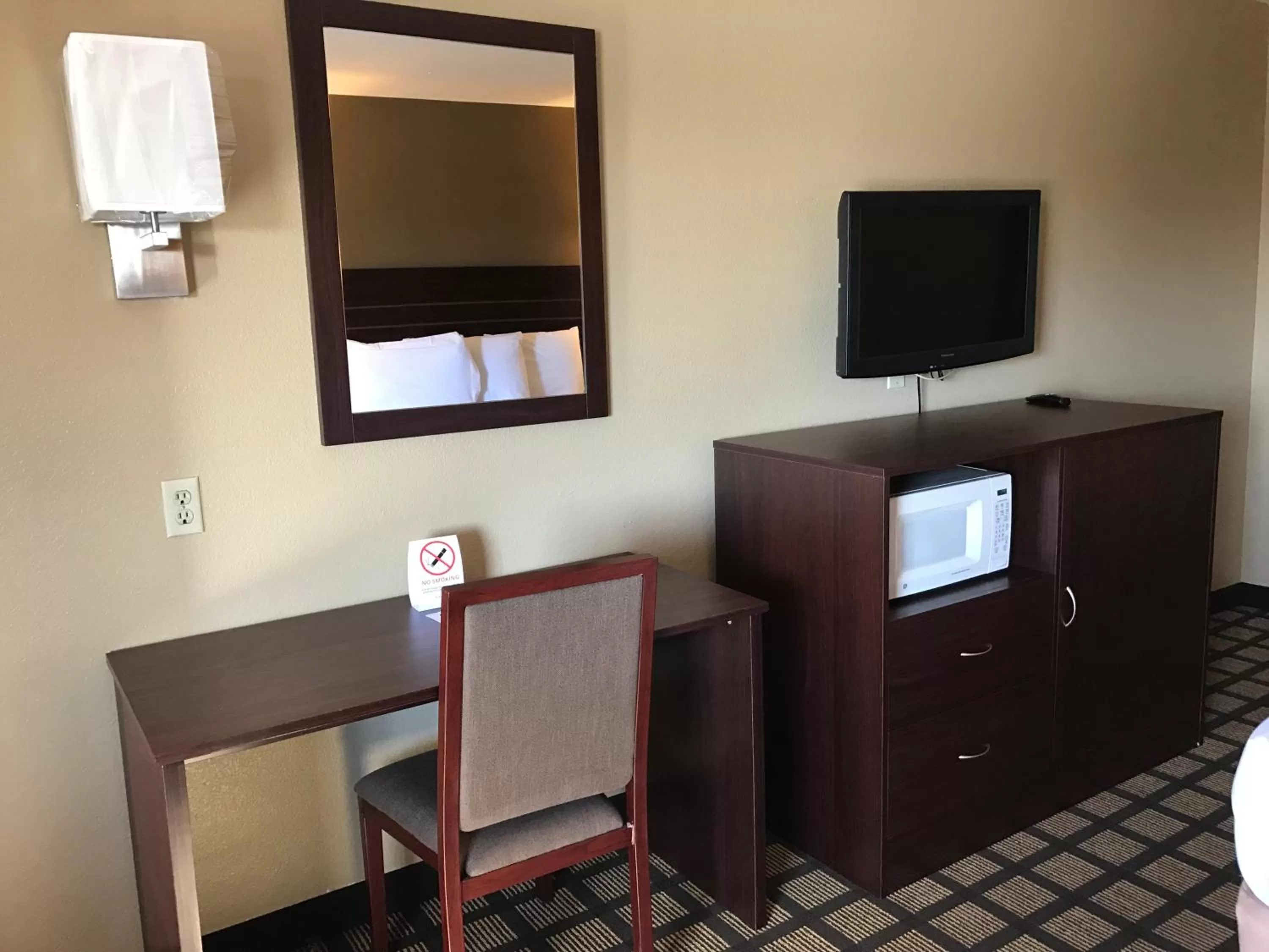 TV and multimedia in Travelers Inn - Phoenix