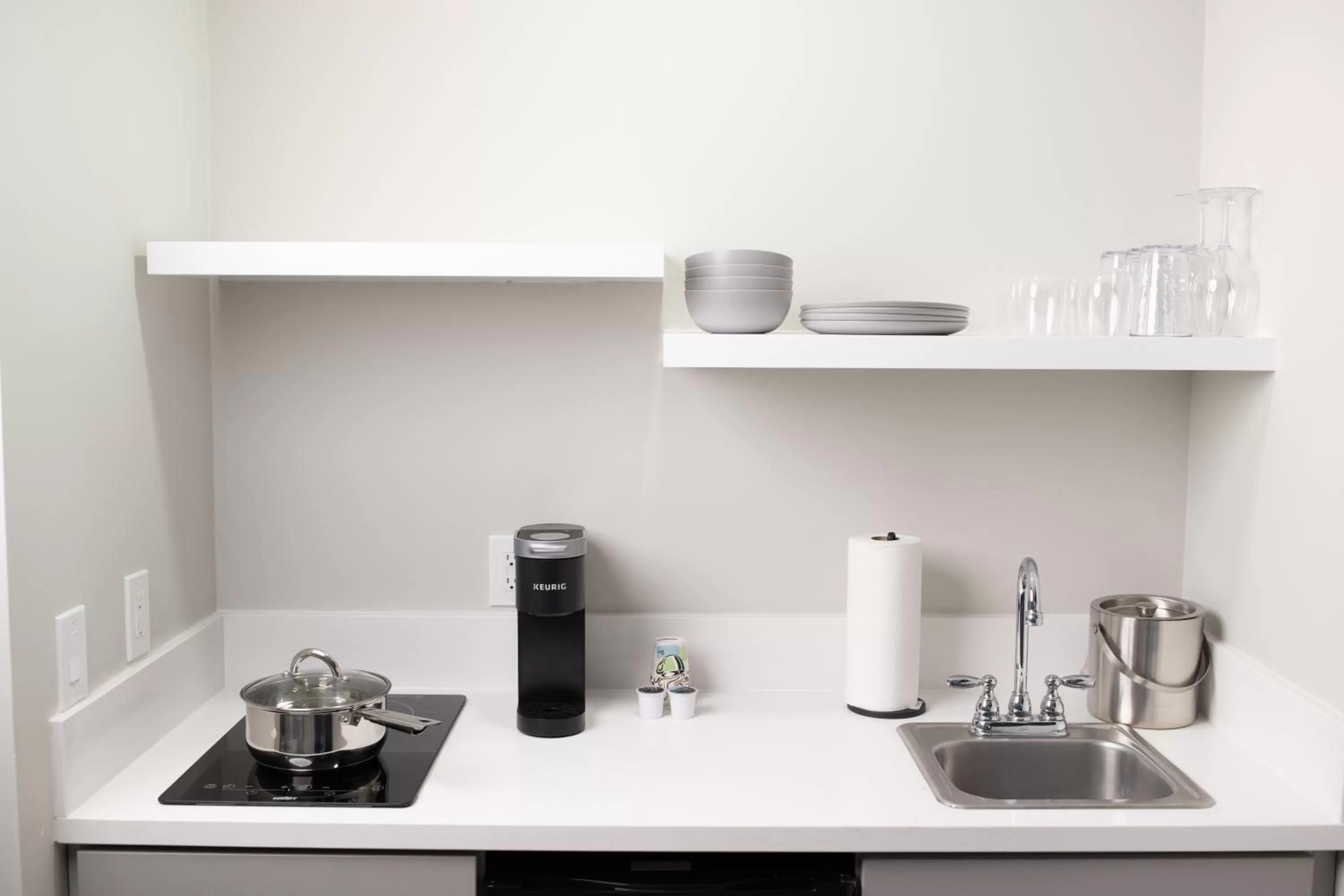 Coffee/tea facilities in Omeo Suites