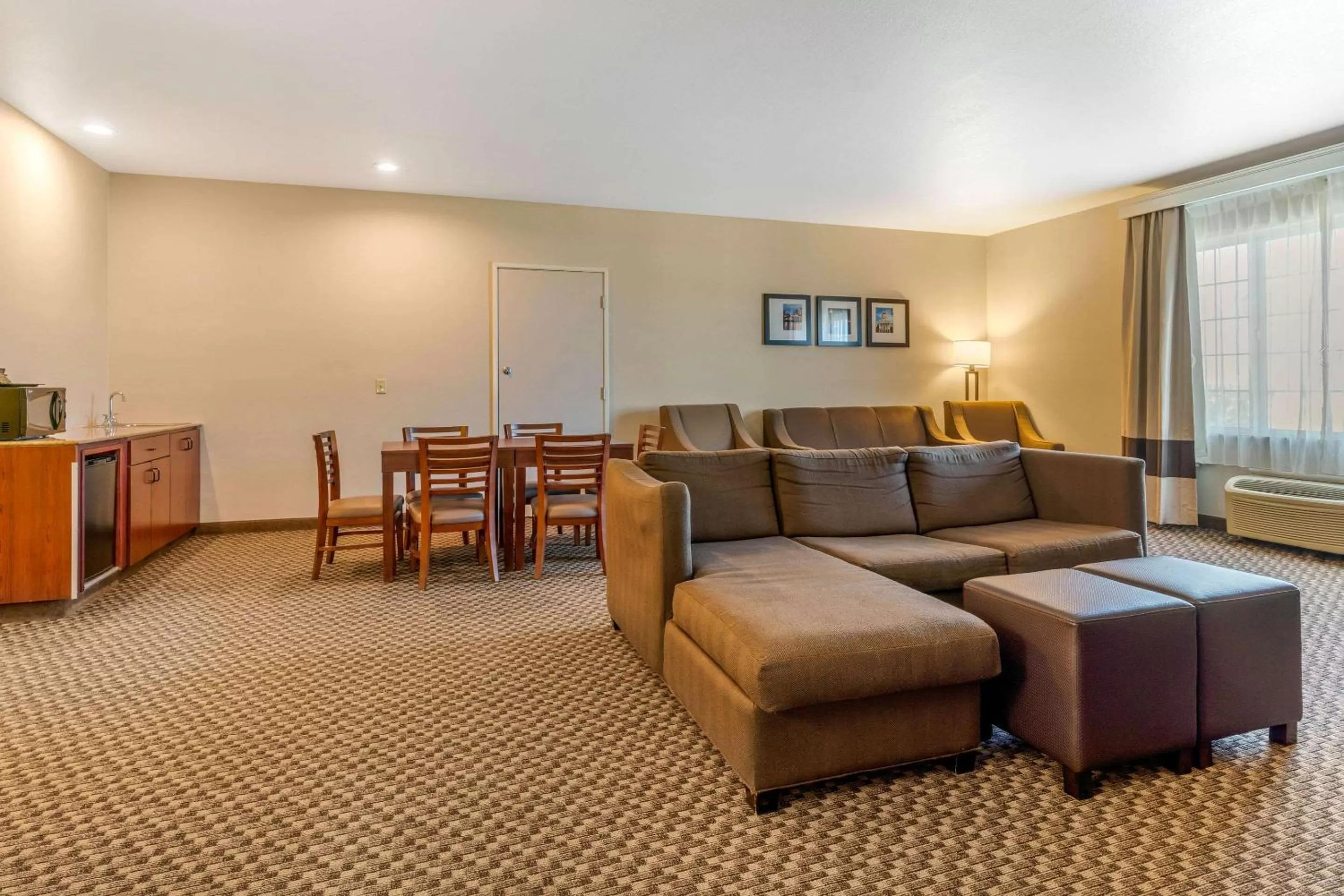 Photo of the whole room in Comfort Inn & Suites Galt - Lodi North