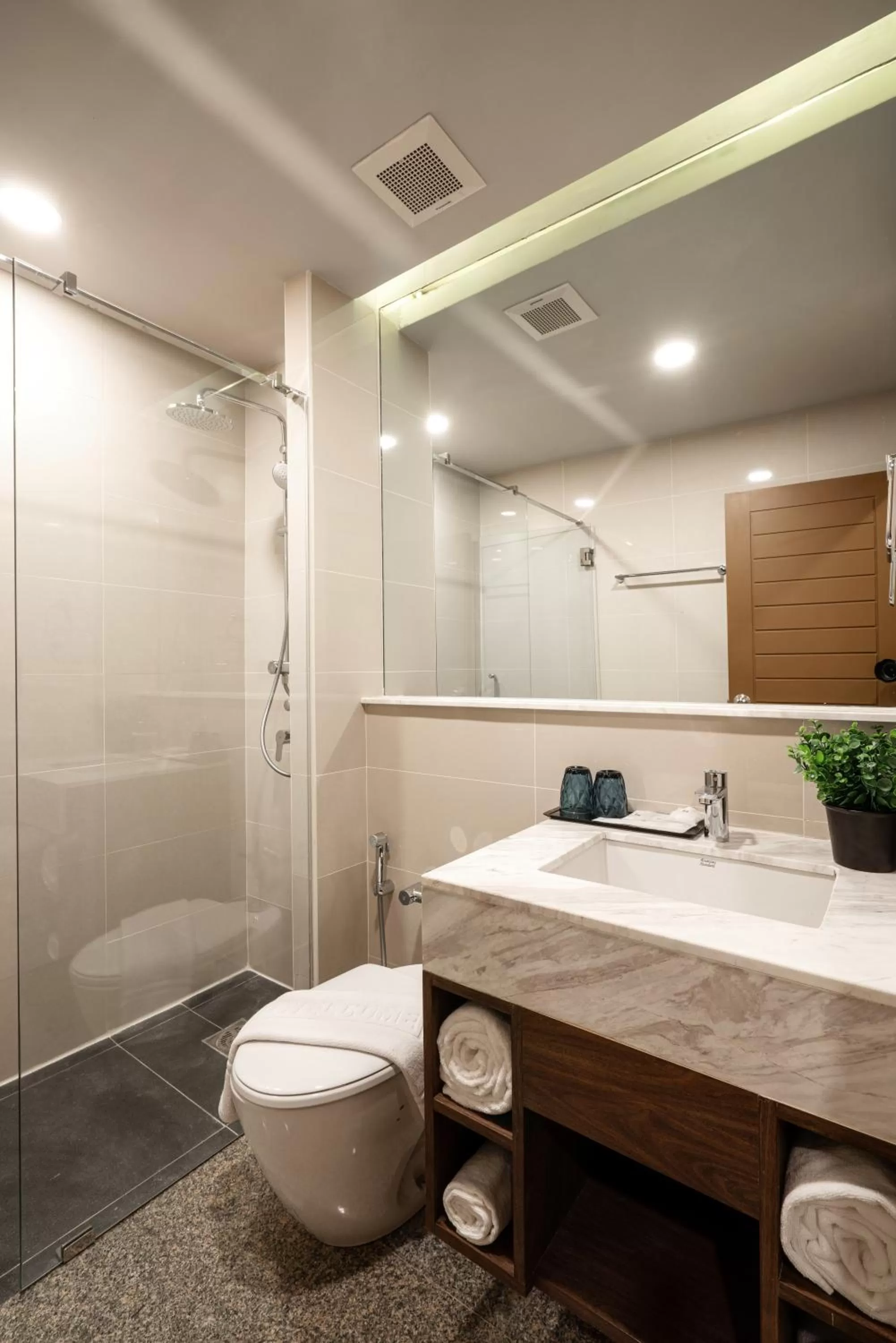 Toilet in Manhattan Hotel Bangkok