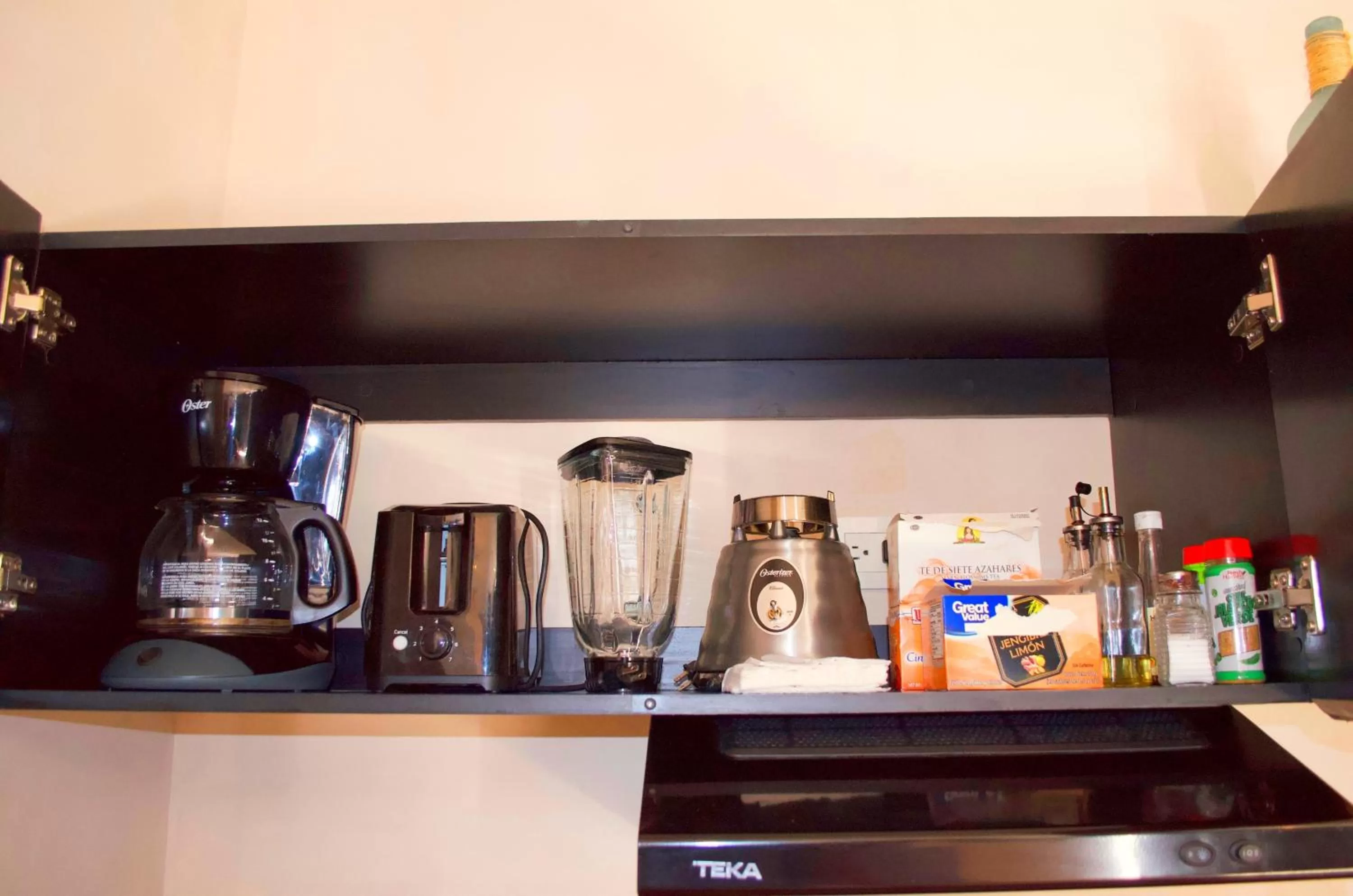 Coffee/tea facilities, Kitchen/Kitchenette in Gardens Coba - Luxury Cardinal