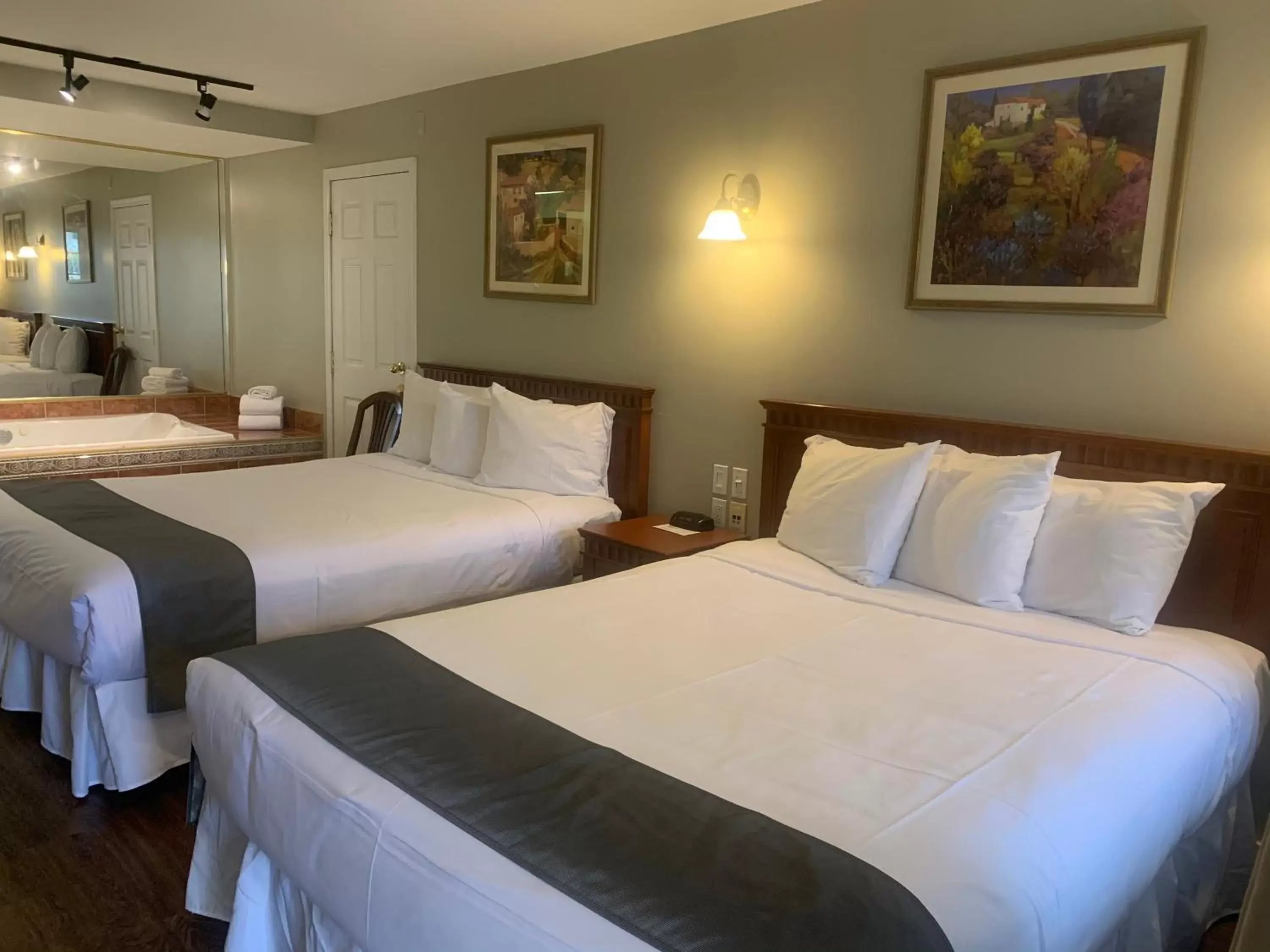 Queen Suite with Spa Bath in Hotel and Suites Les Laurentides Queen Suite with Spa Bath in Hotel and Suites Les Laurentides