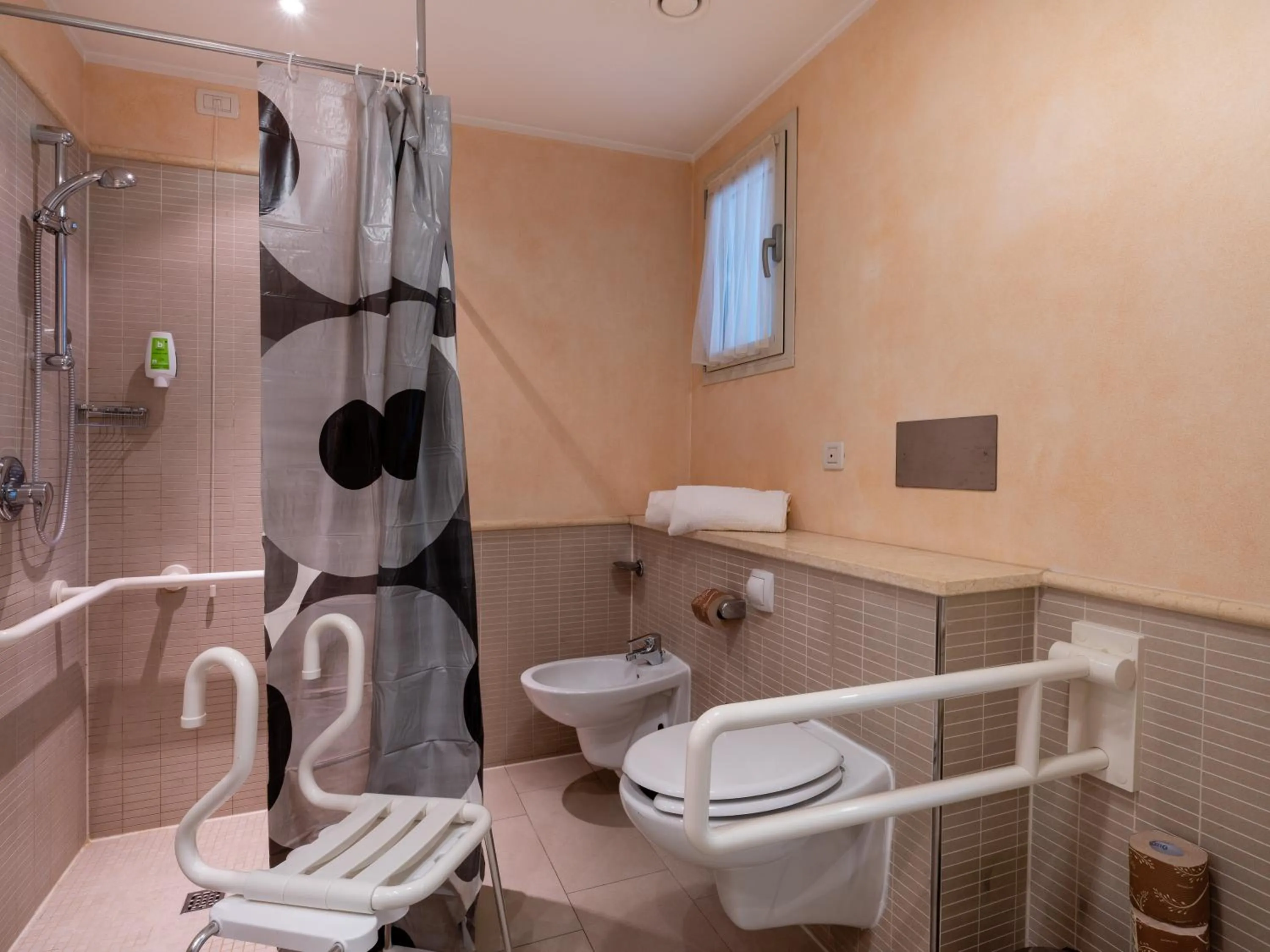 Shower in Parc Hotel Germano Suites & Apartments