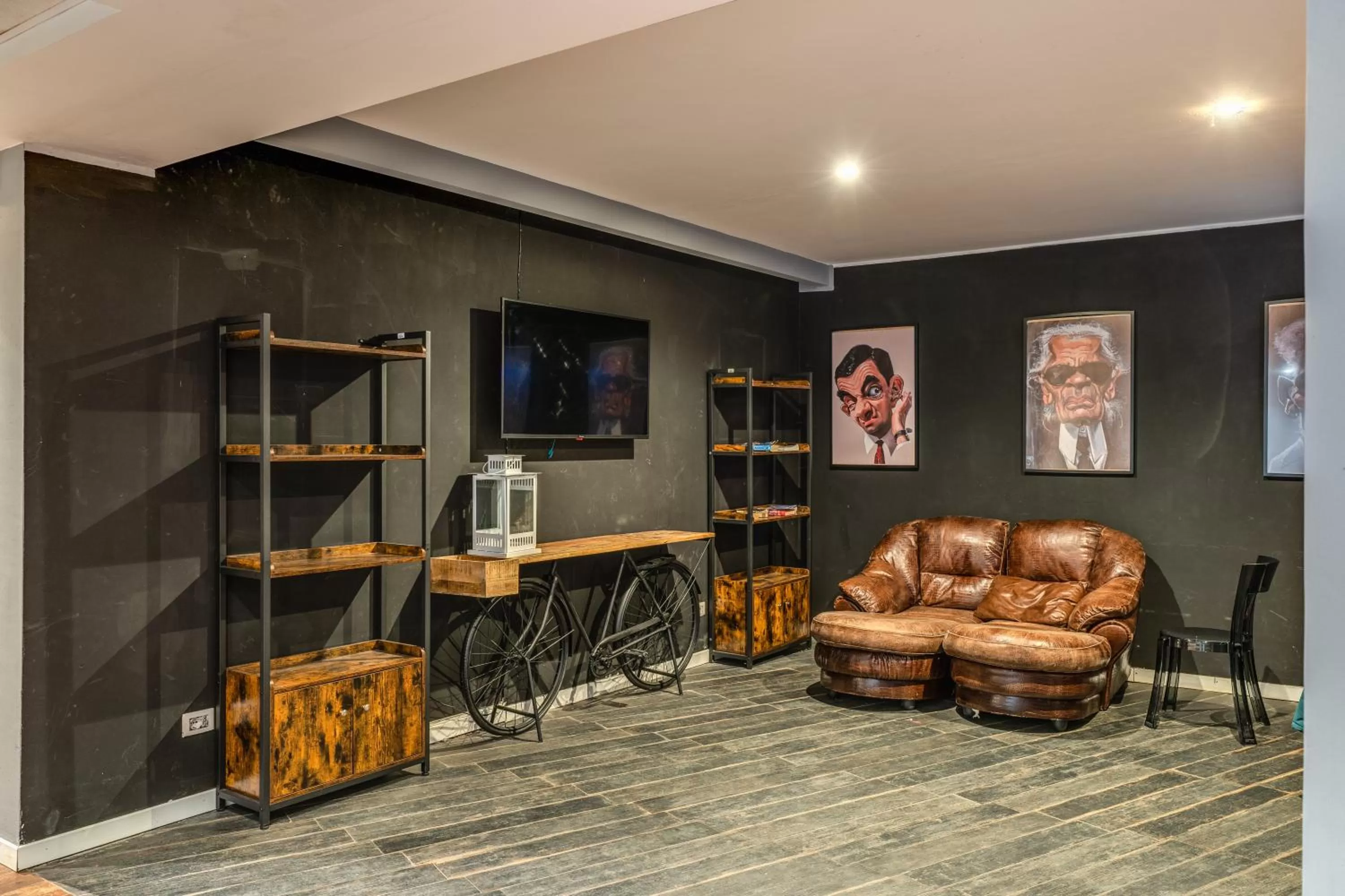 Communal lounge/ TV room in Hostel Trastevere