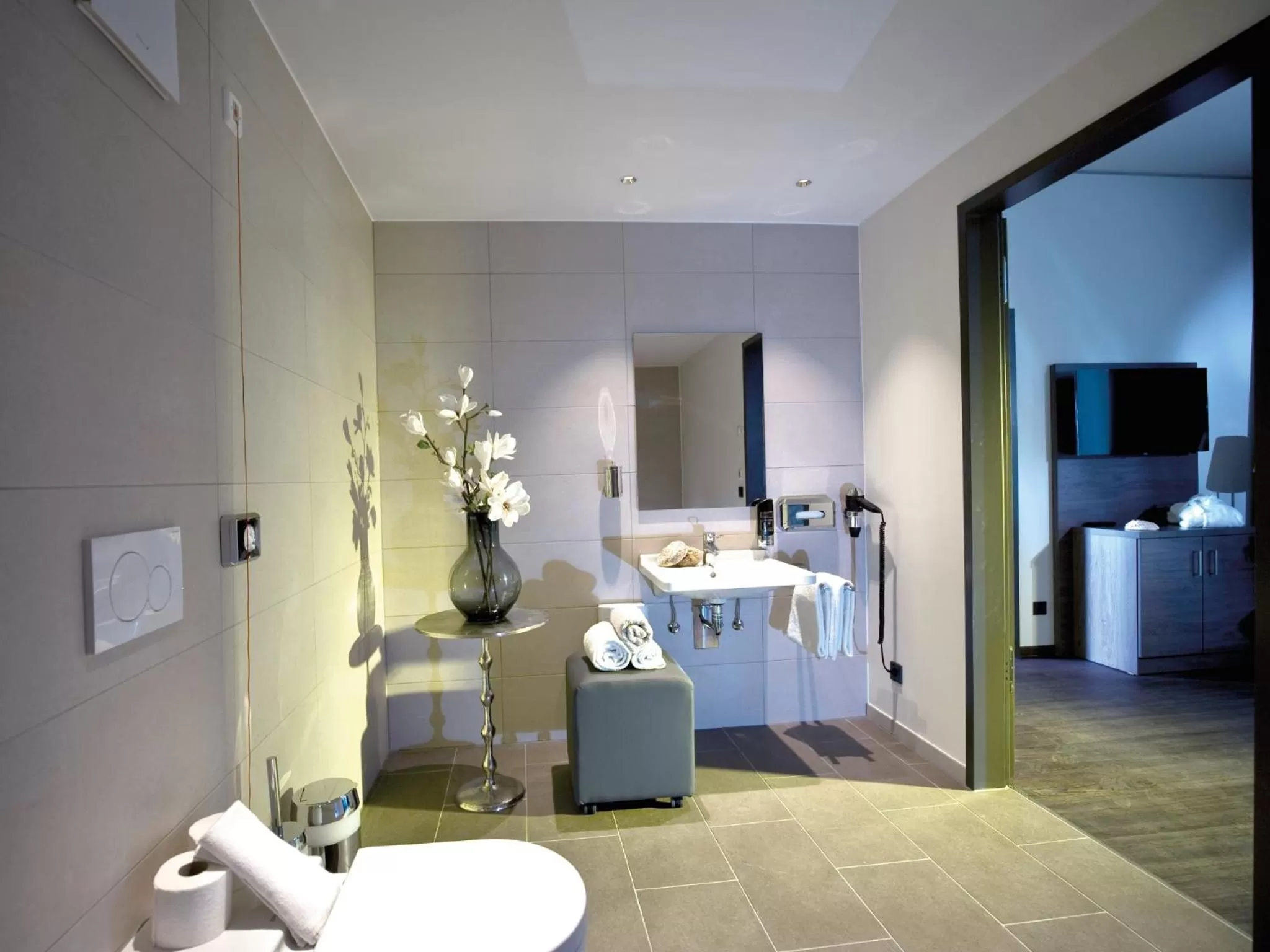 Shower, Bed in Hotel Eislinger Tor