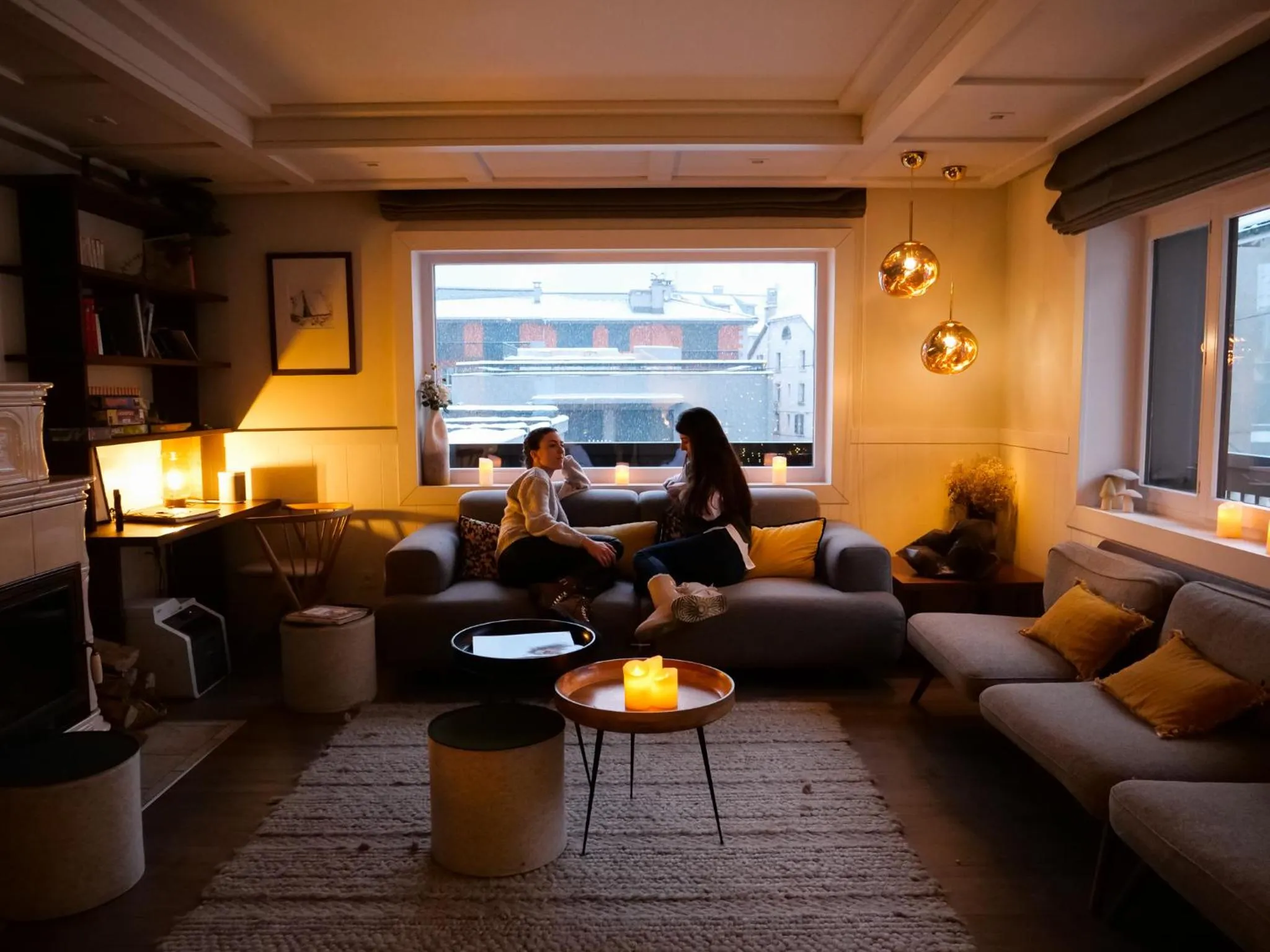 Communal lounge/ TV room in Chalet hôtel le Whymper