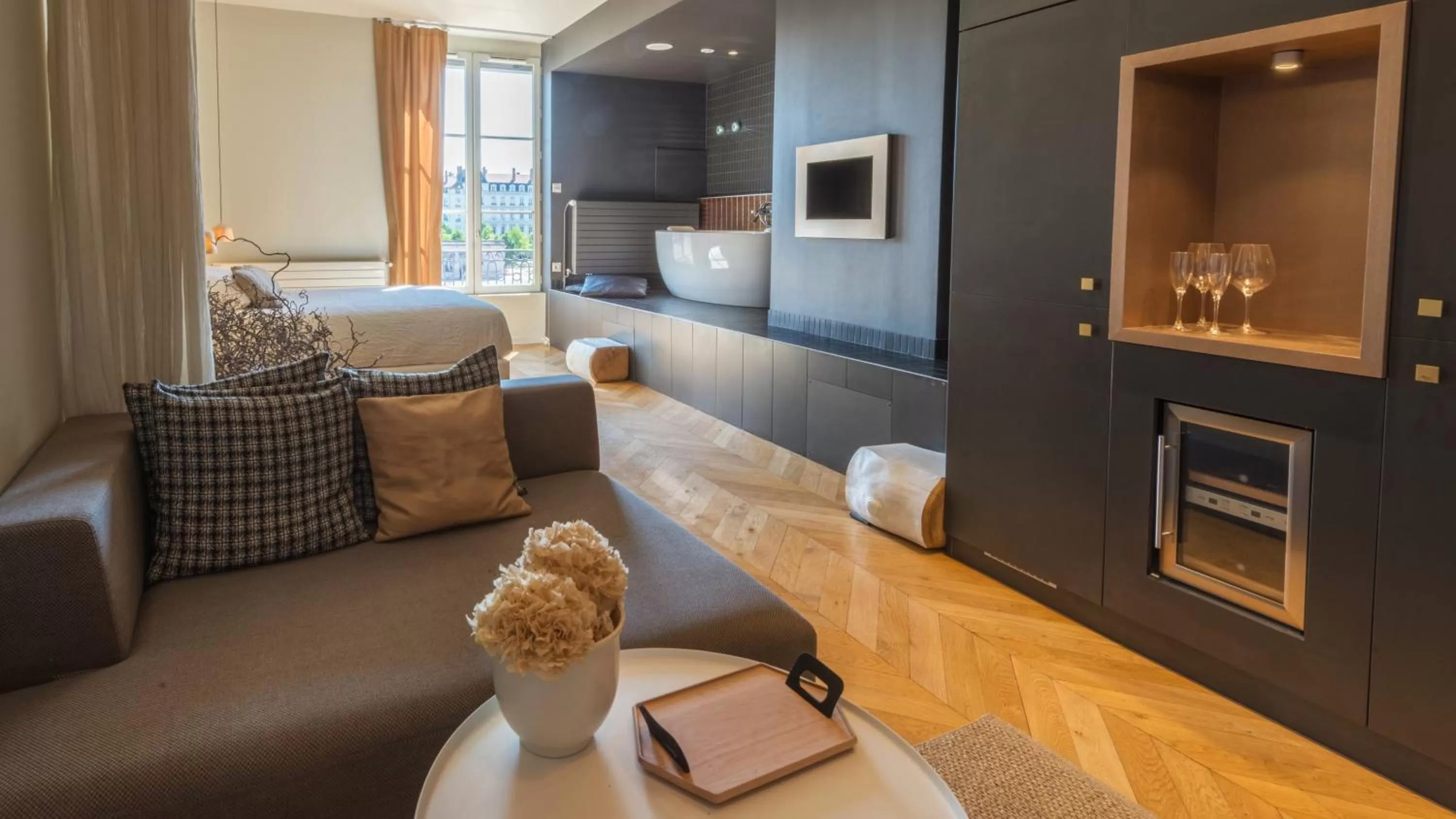 Living room, Bed in MiHotel Bellecour