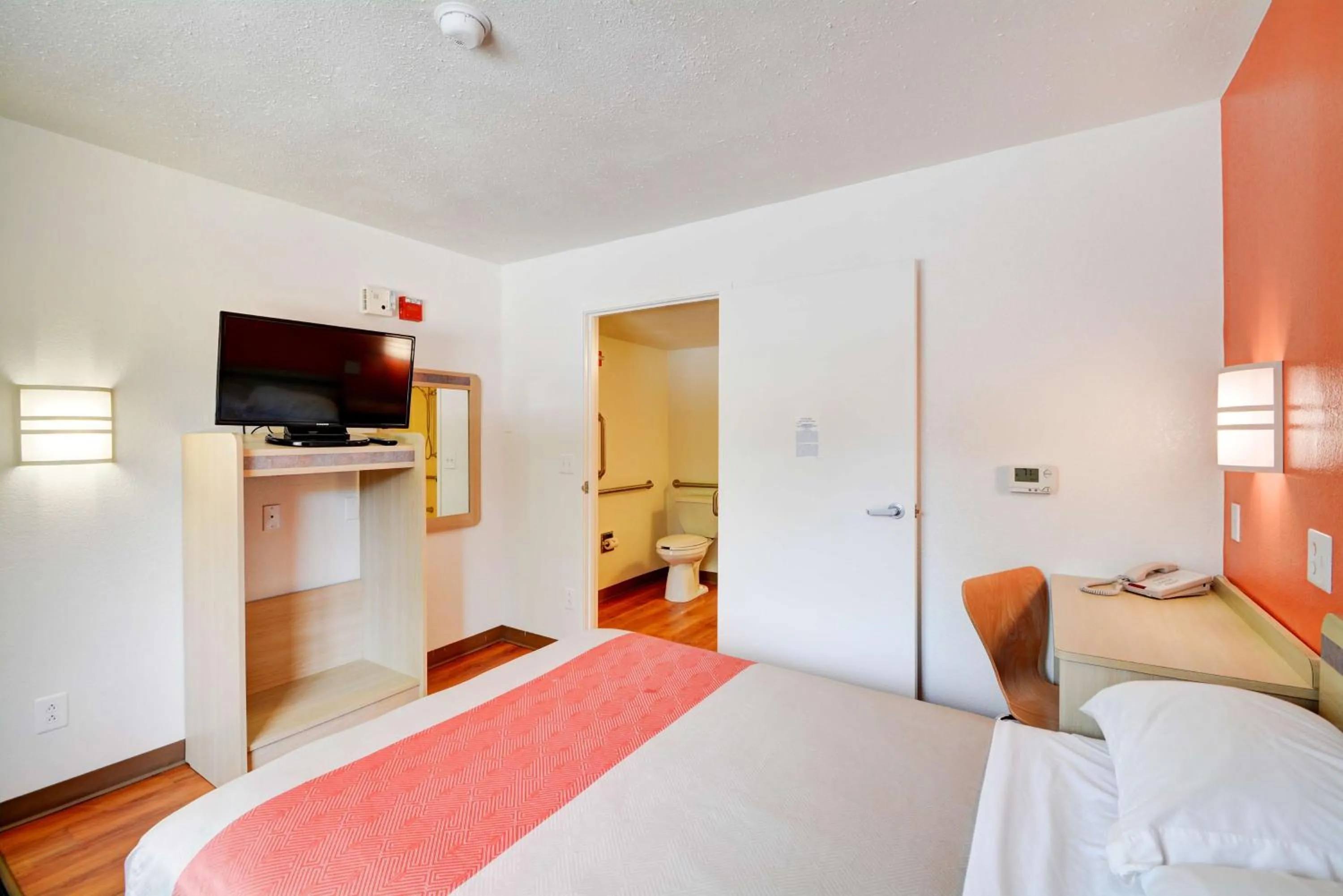 TV and multimedia, Bed in Motel 6-Southington, CT - Hartford