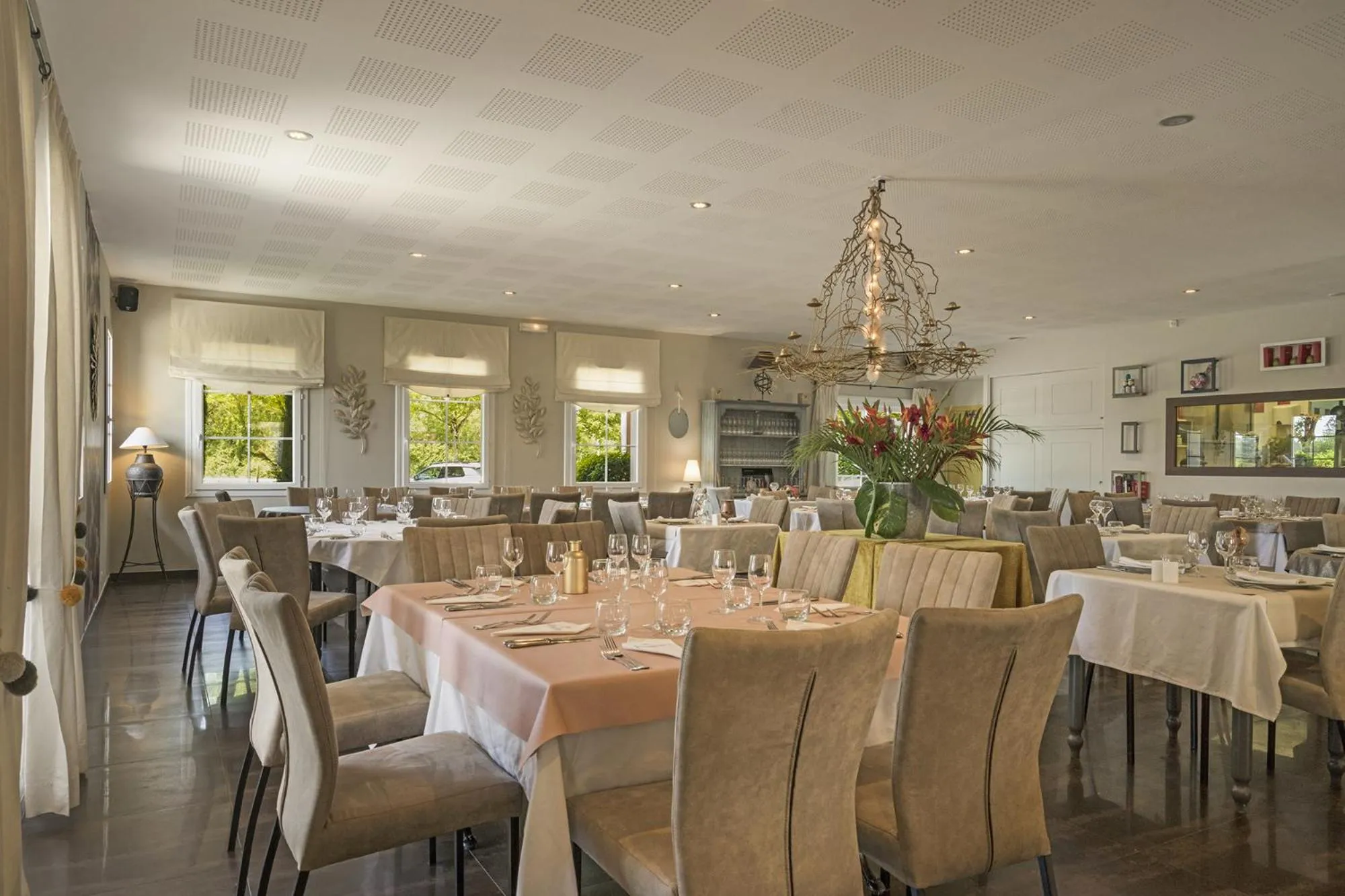 Restaurant/places to eat in The Originals Boutique, Hôtel Le Pillebois, Bourg-en-Bresse Nord