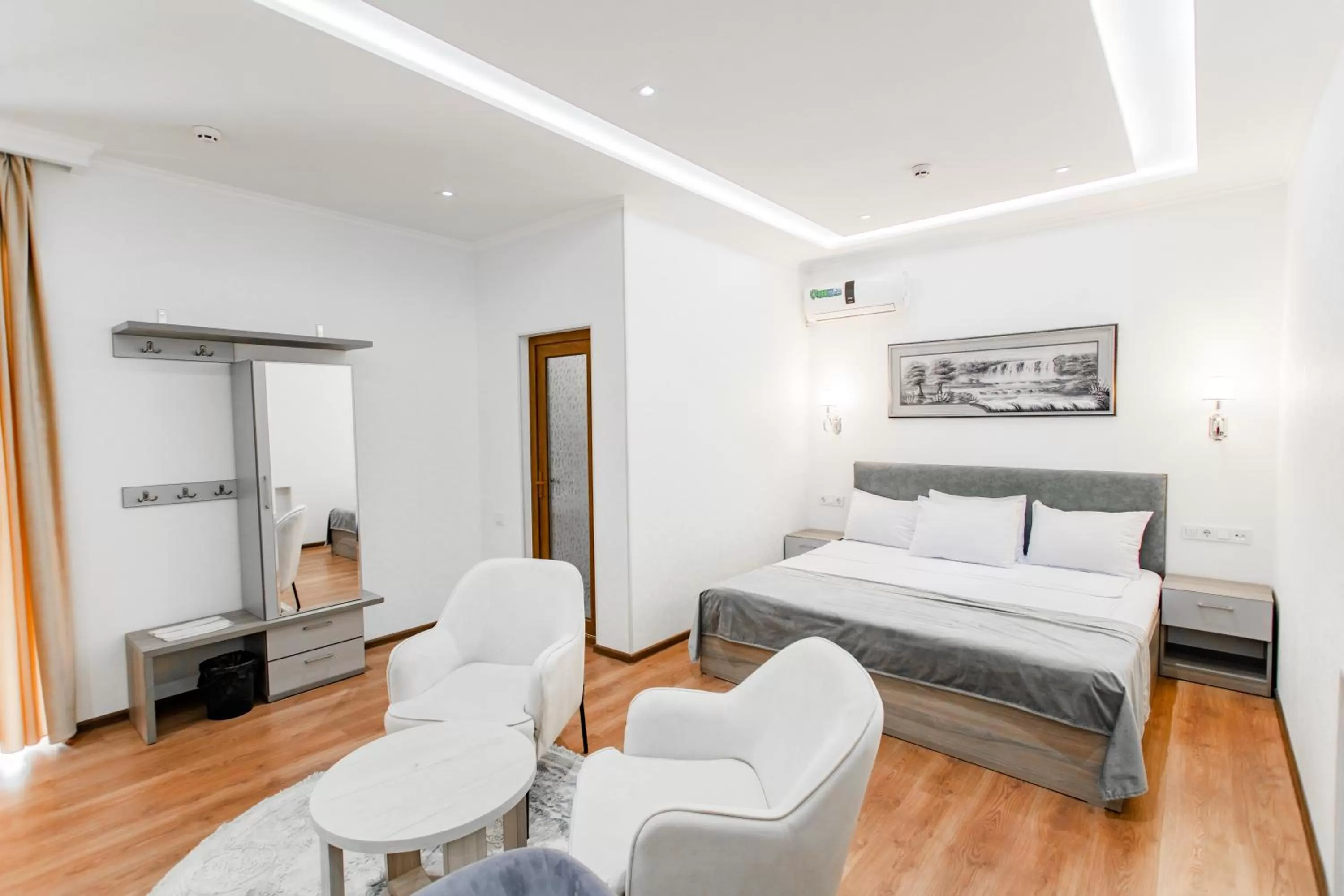 Bed, Seating Area in Registon Saroy Hotel