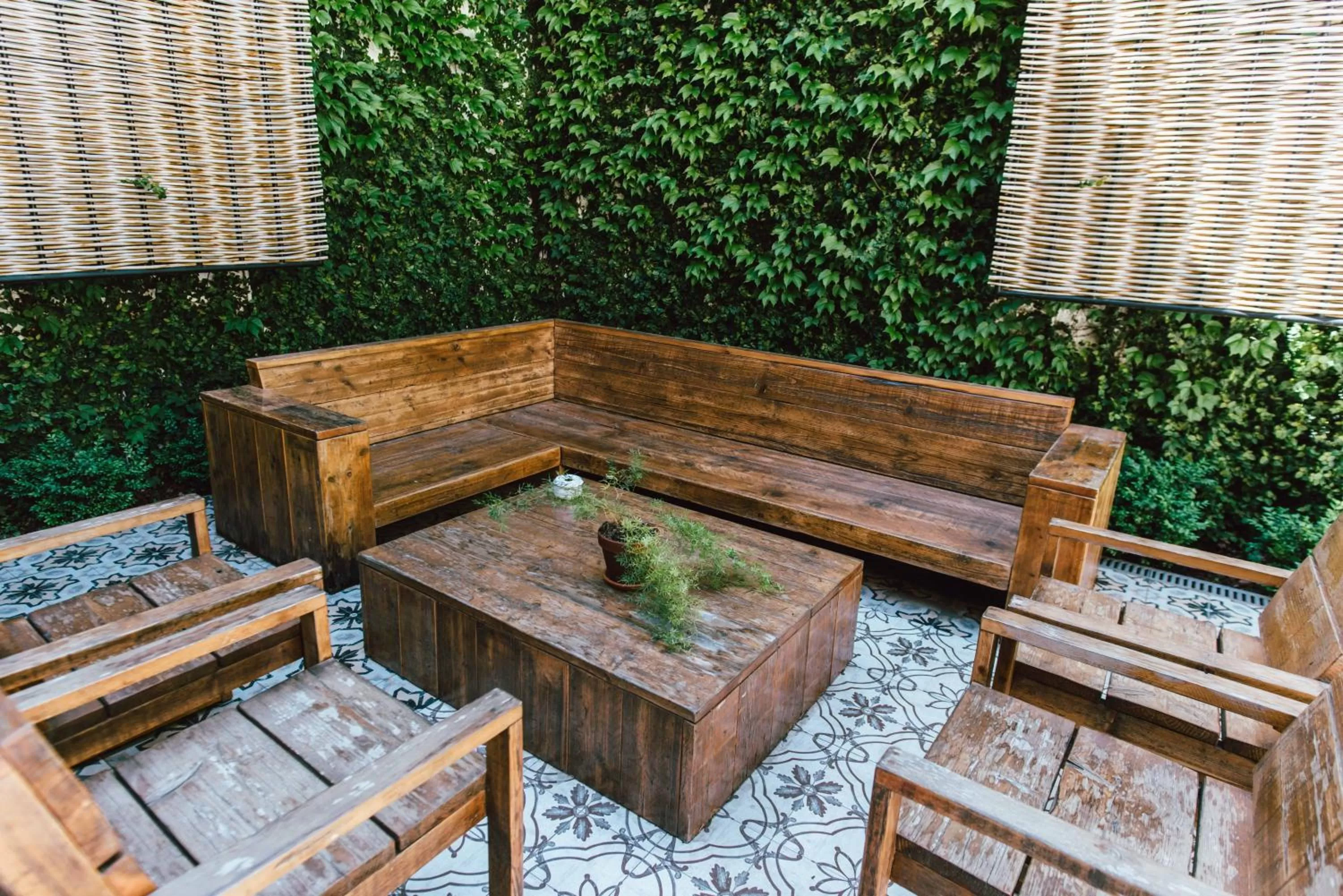 Patio in Praktik Vinoteca