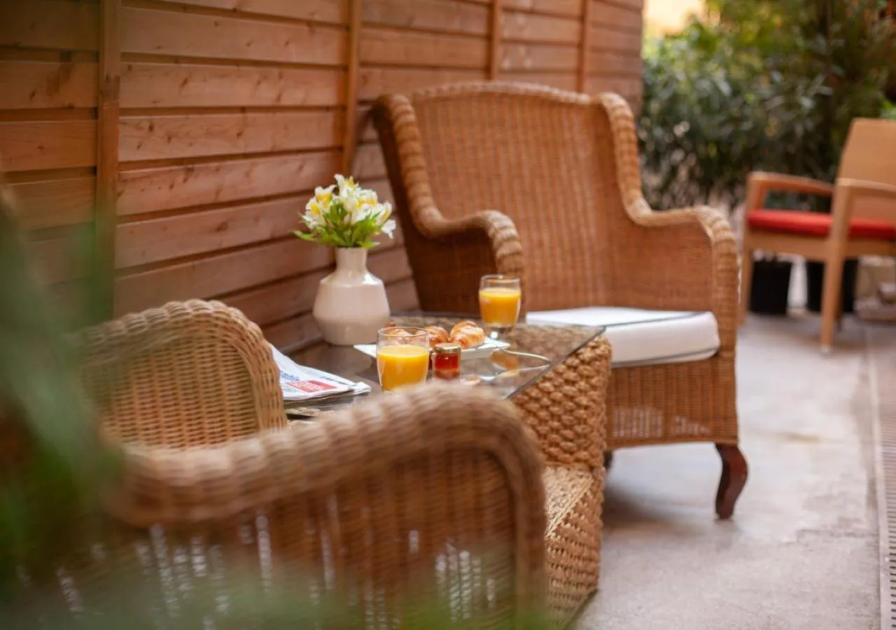 Patio in Hôtel restaurant Oasis
