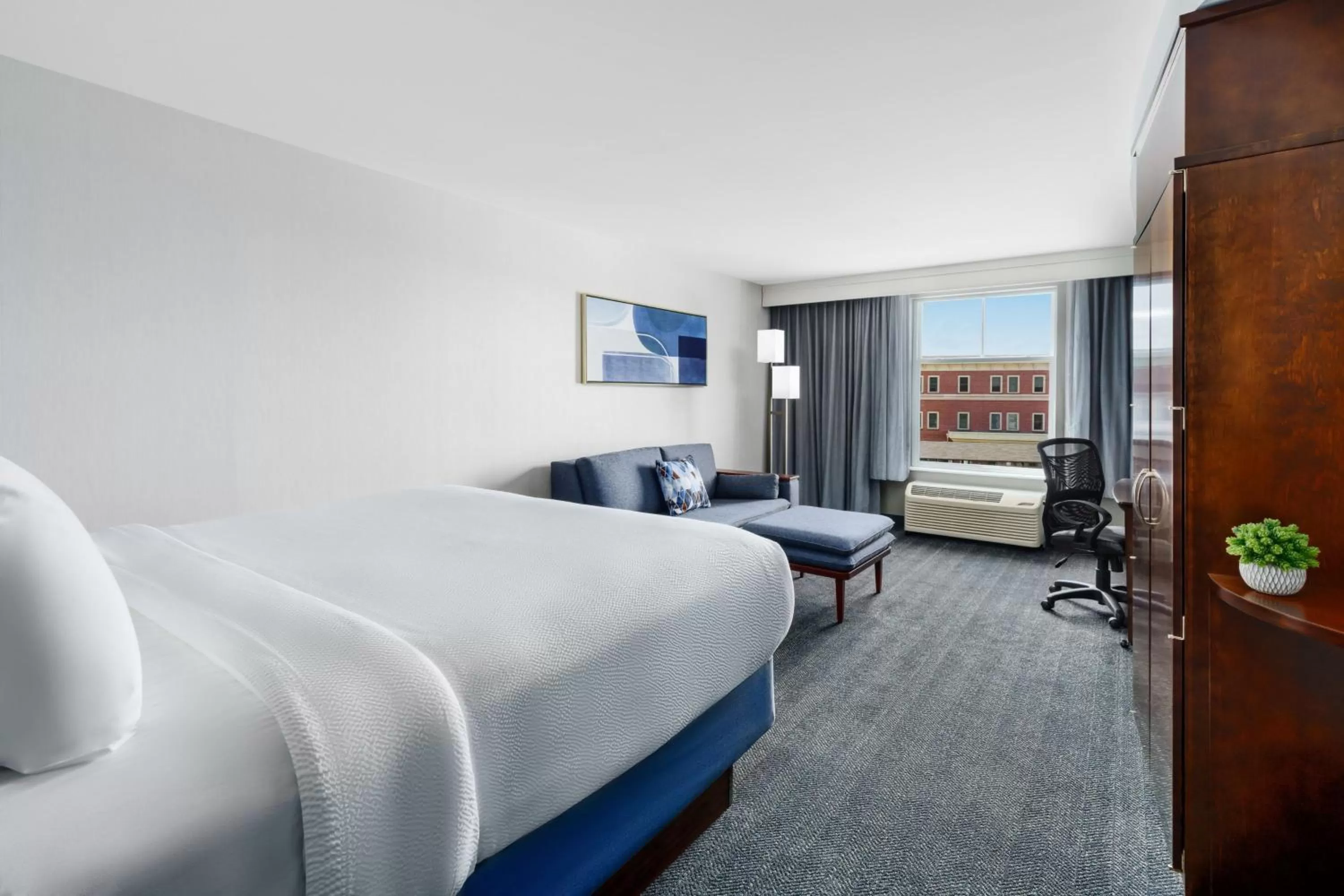 Photo of the whole room, Bed in Courtyard Keene Downtown