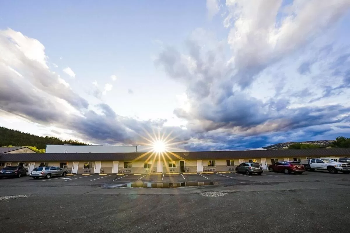 Sunset in Budget 8 Motel