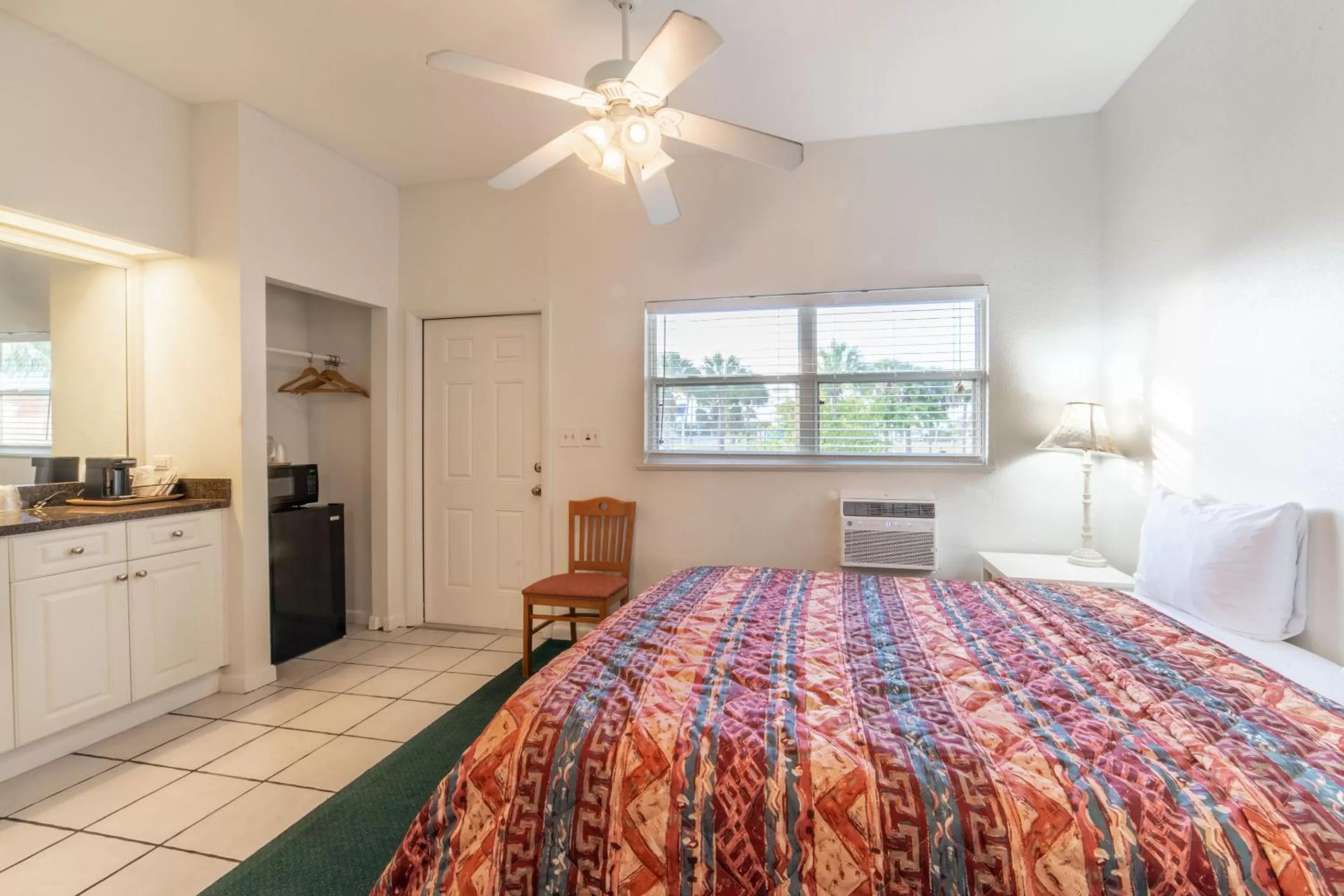 Bed in Captain's Table Hotel by Everglades Adventures