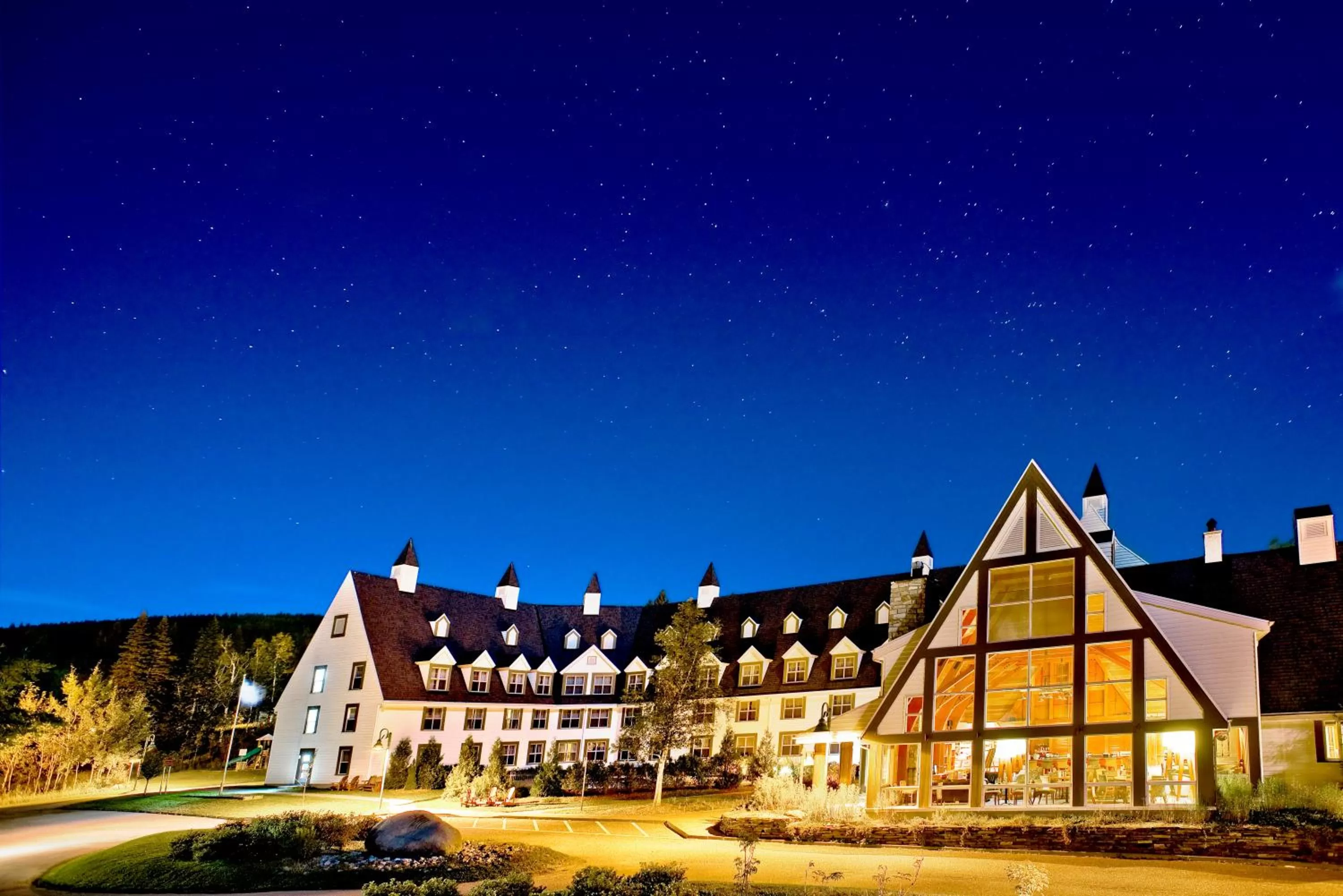 Facade/entrance in Gîte du Mont-Albert - Sepaq