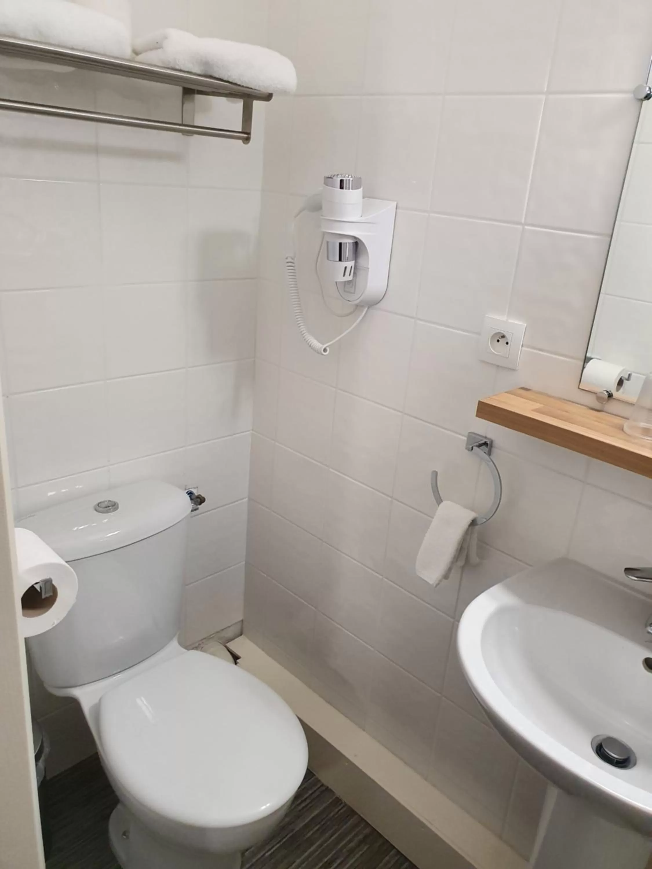 Bathroom in AUBERGE DE LA LICORNE eu