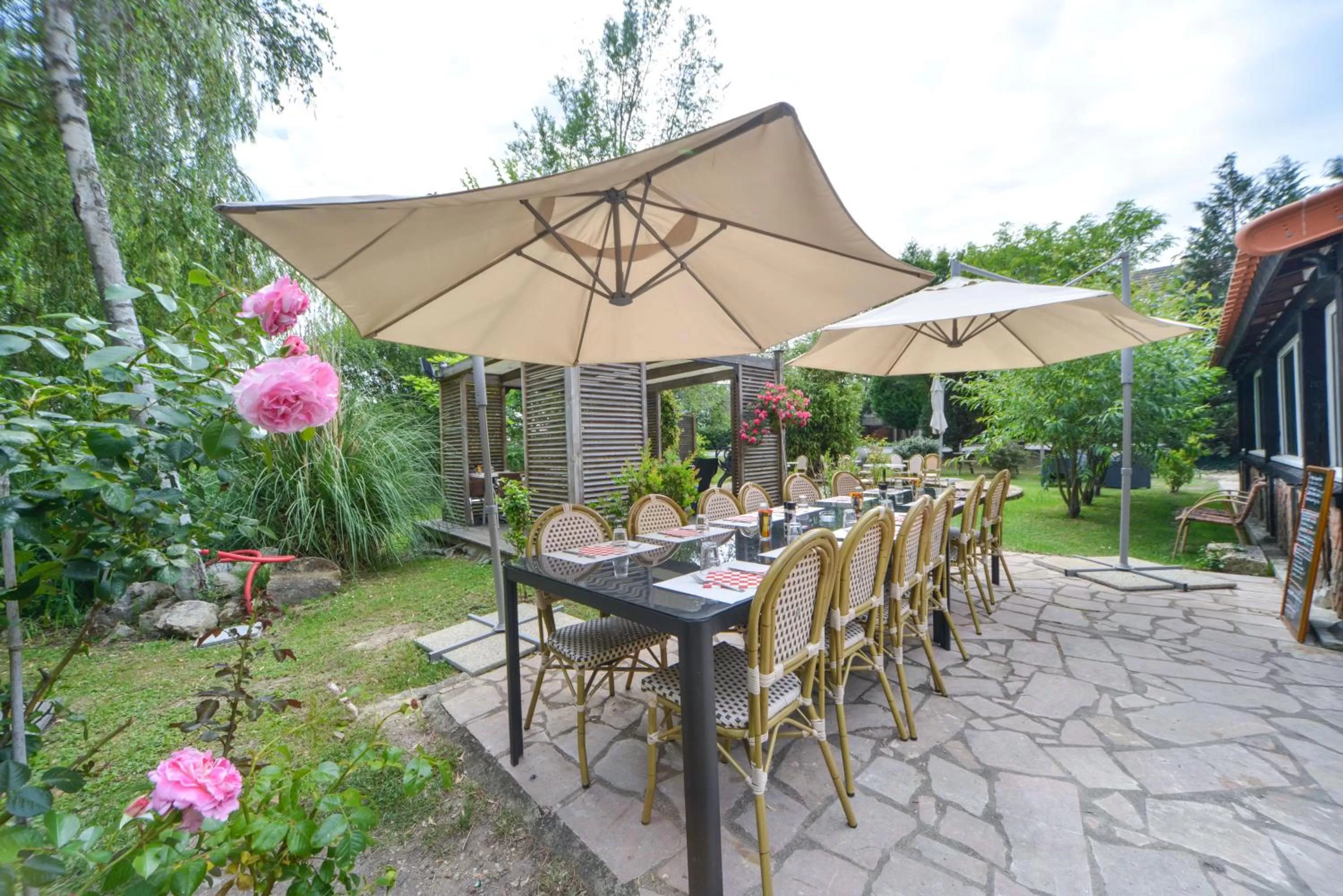 Patio in Logis - Hotel Restaurant La Mire
