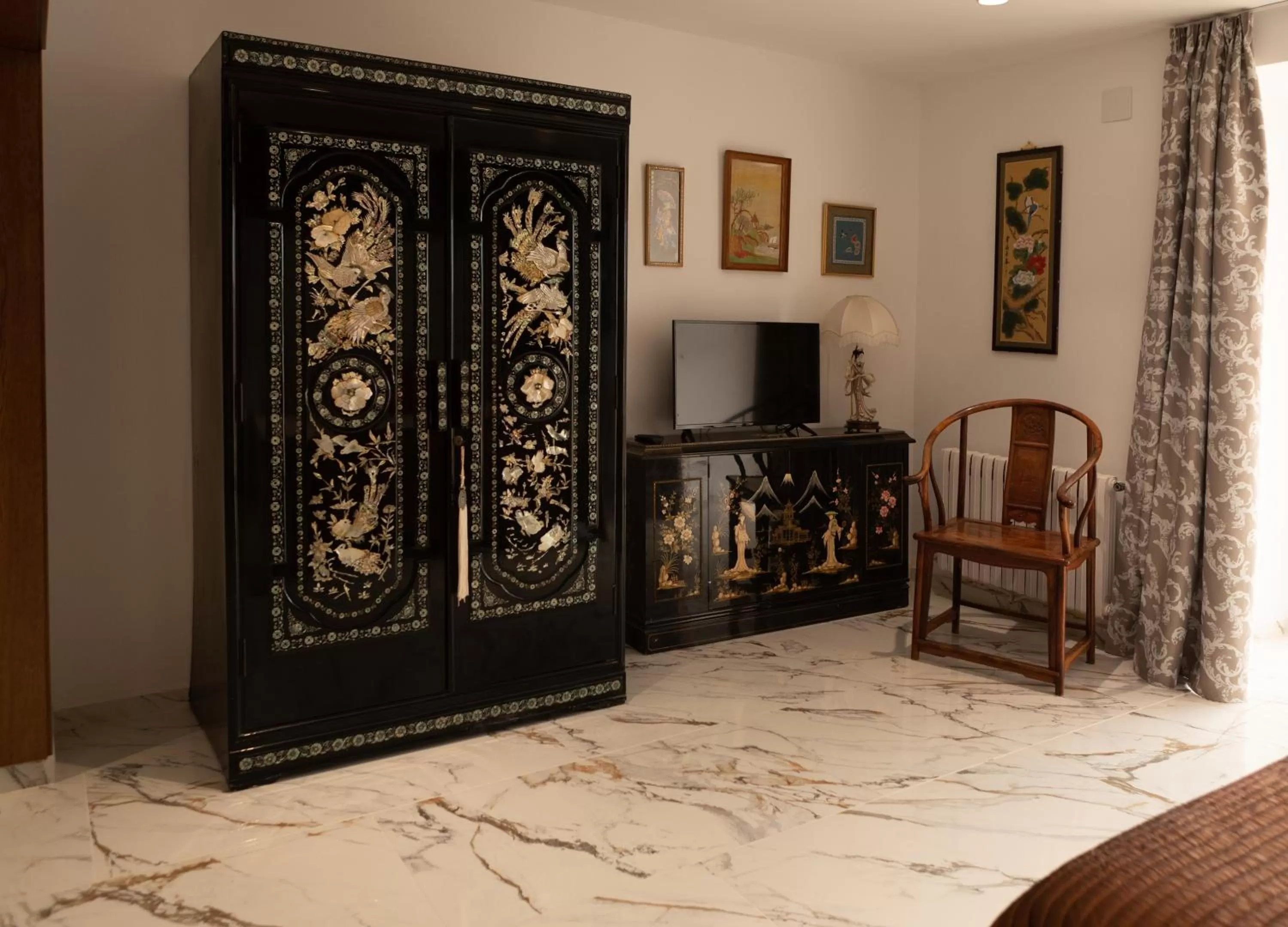 Seating area in Hotel Roger de Flor by Seleqtta