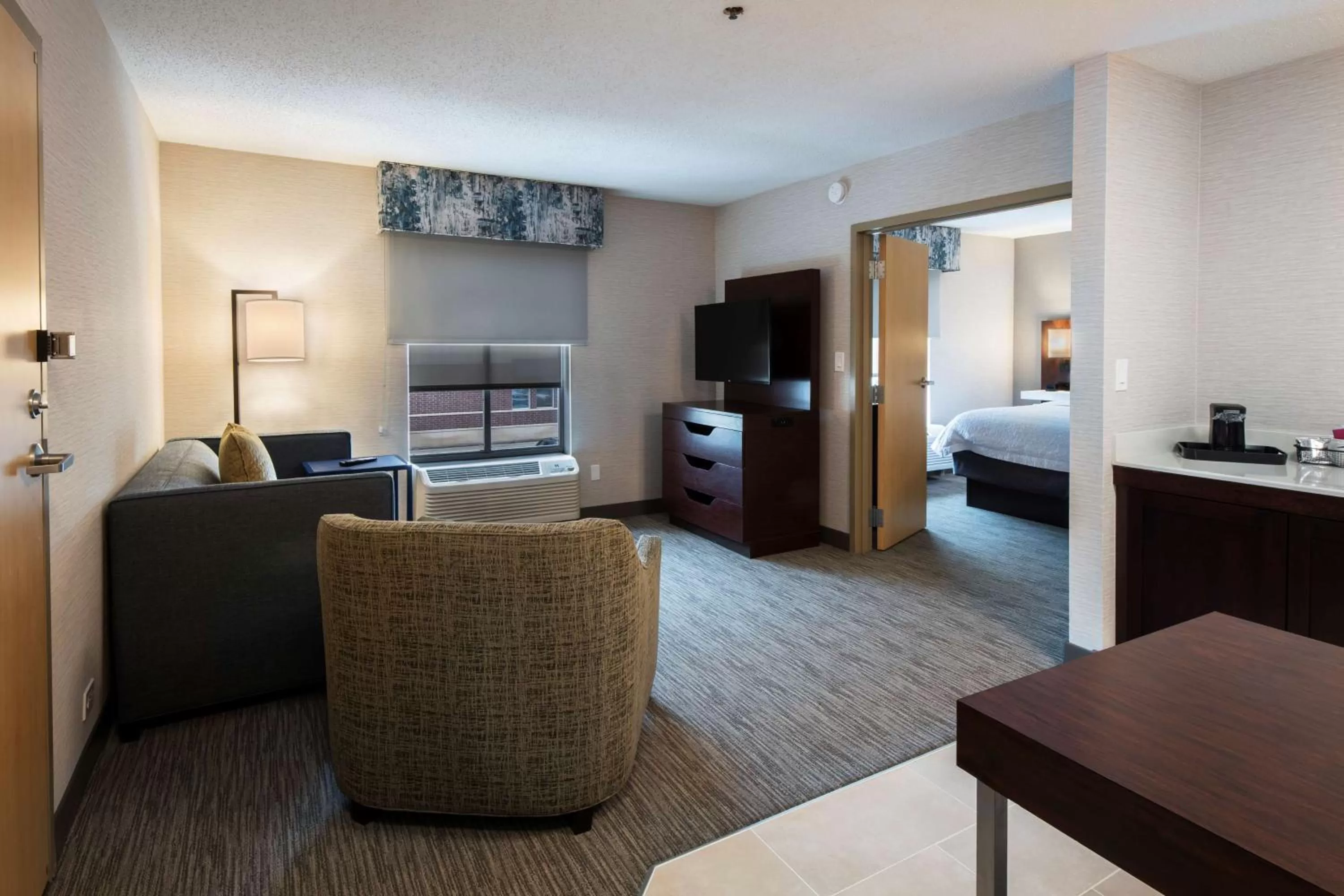 Living room, Bed in Hampton Inn & Suites Lincolnshire