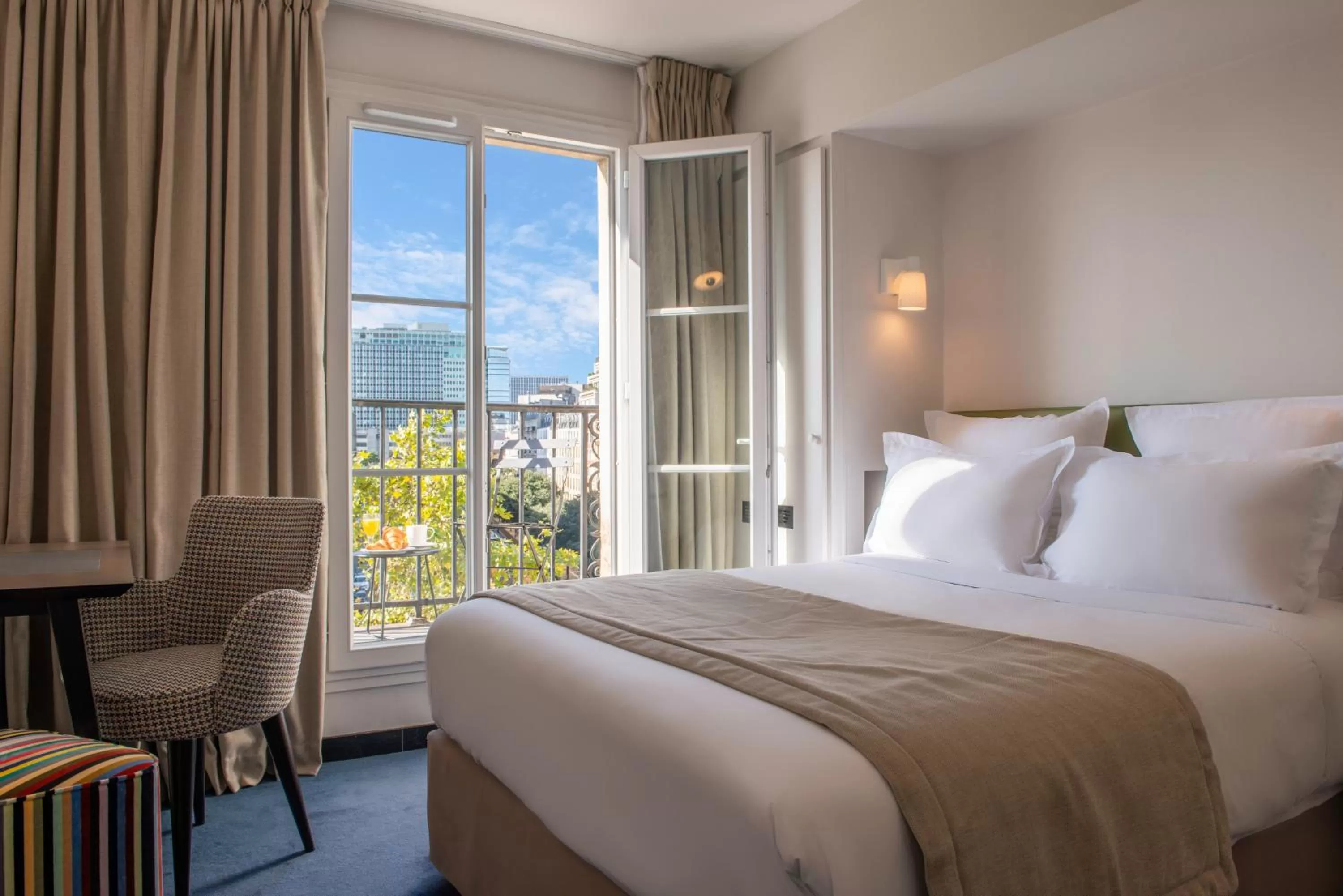 Balcony/Terrace, Bed in Hôtel Edouard 6 by Malone